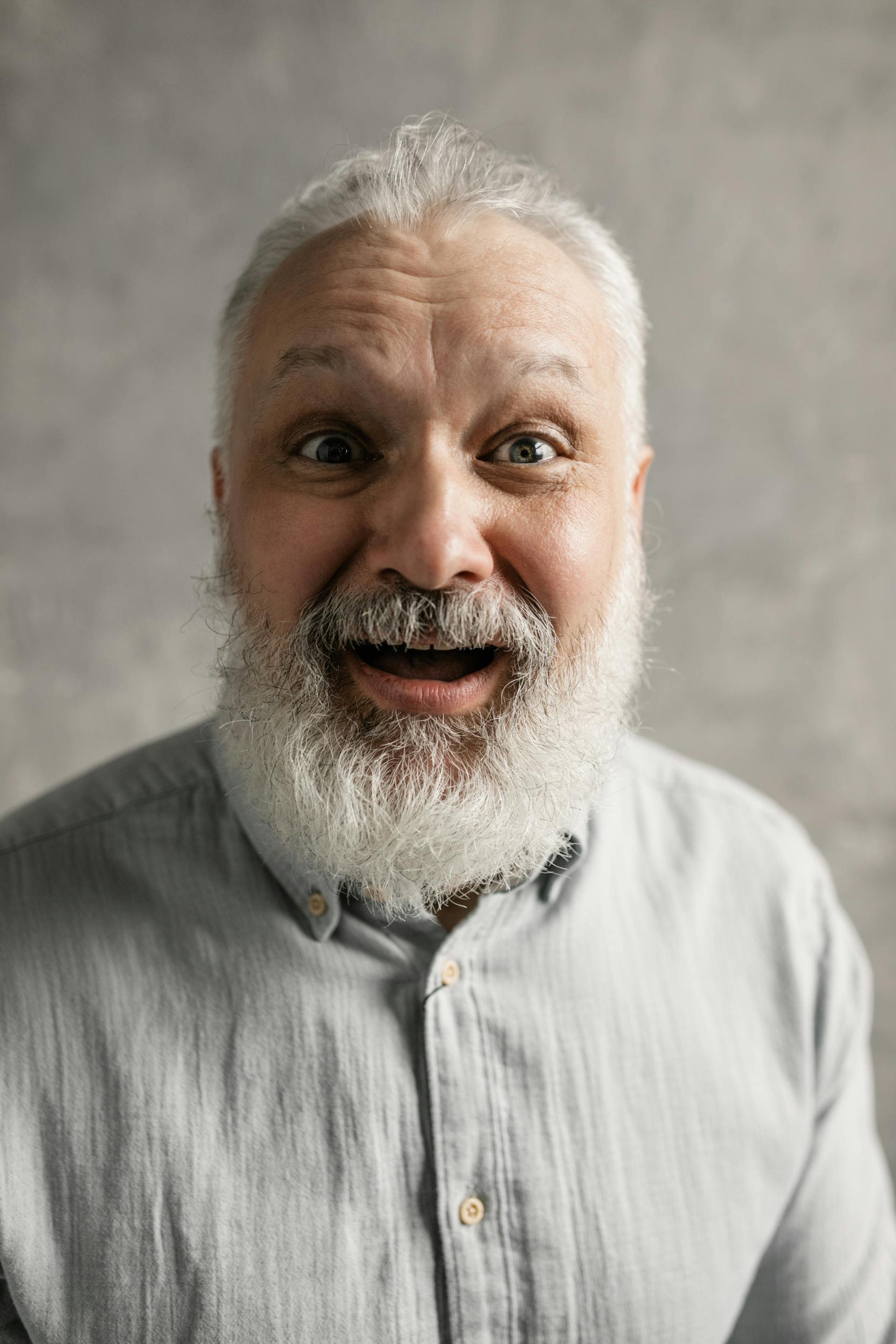 Un homme haletant en état de choc | Source : Pexels