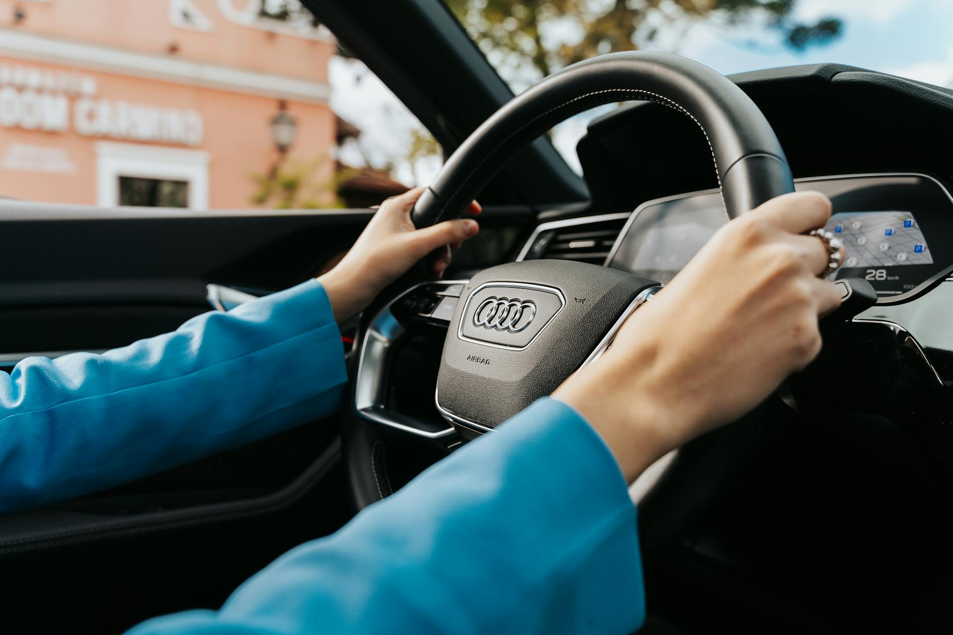 Une femme au volant d'une voiture | Source : Pexels