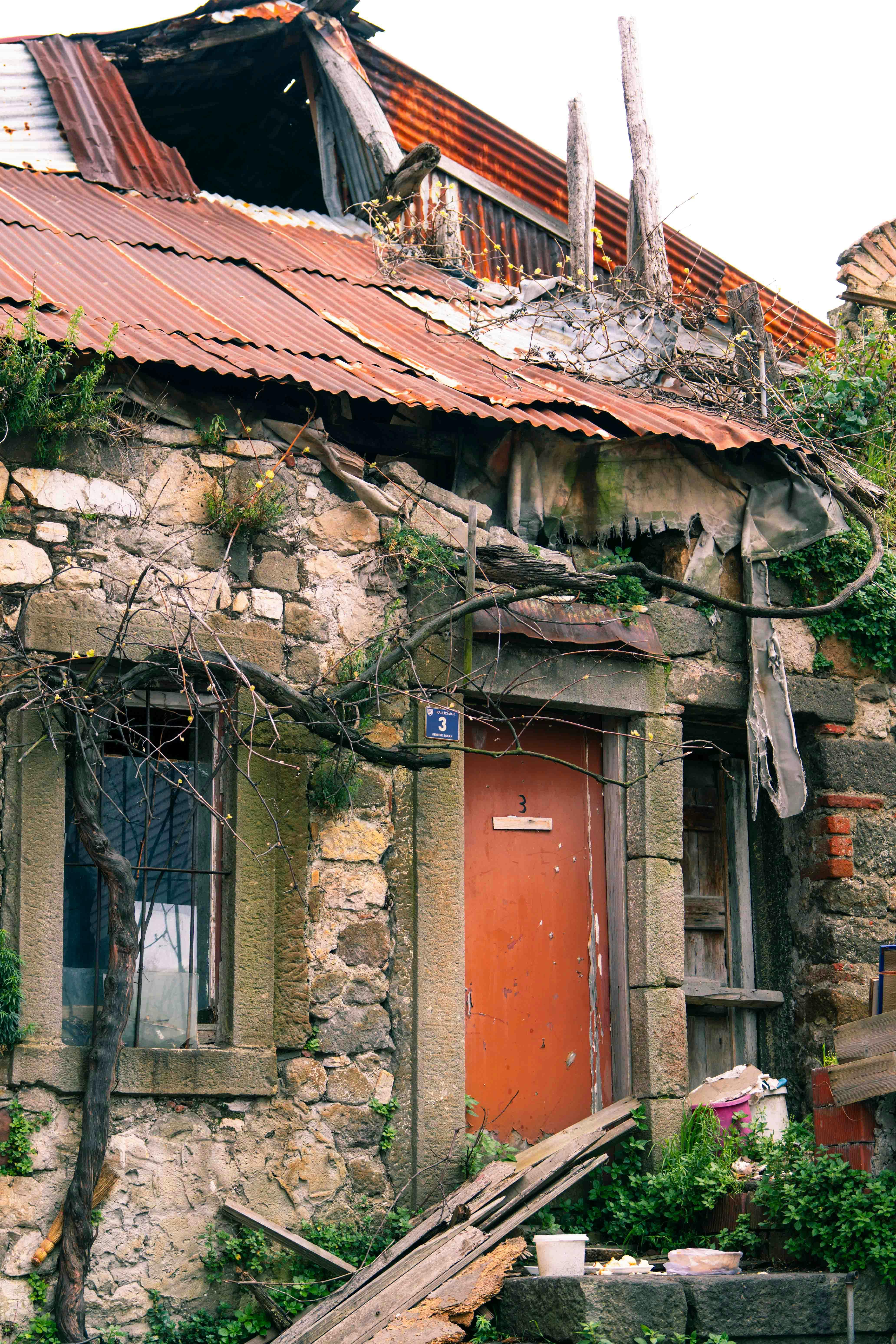 Un toit endommagé | Source : Pexels