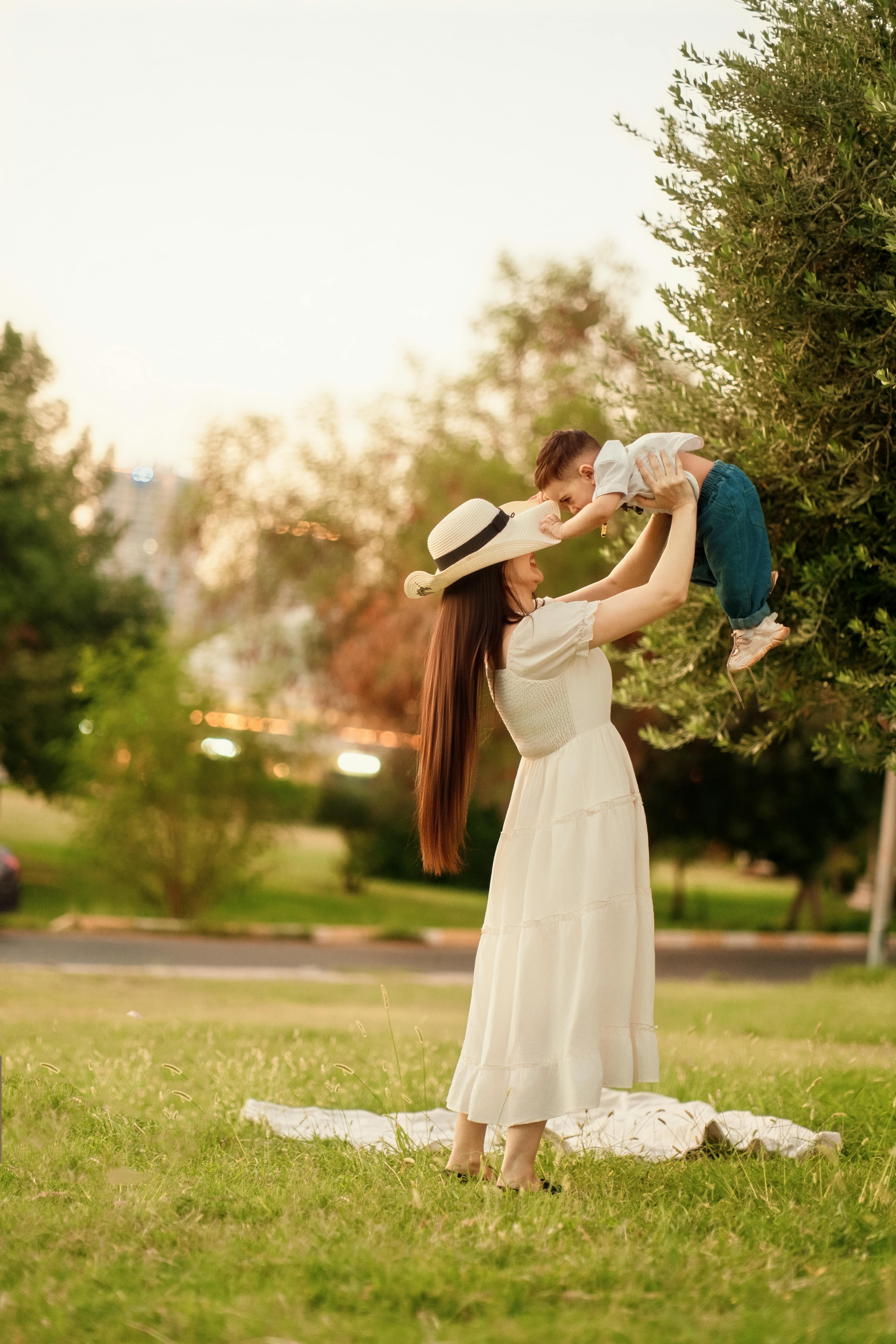 Une mère en train de tisser des liens avec son enfant | Source : Pexels