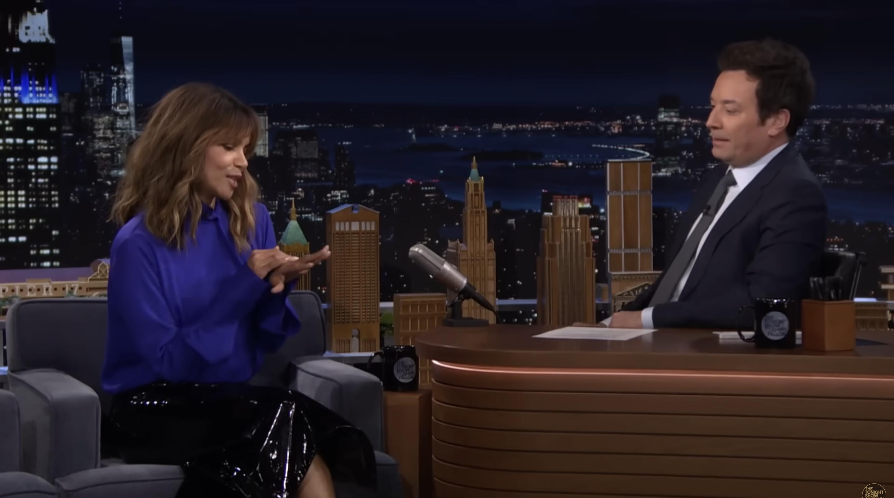 Halle Berry regarde sa main tout en discutant de ses fiançailles avec Jimmy Fallon | Source : YouTube/fallontonight