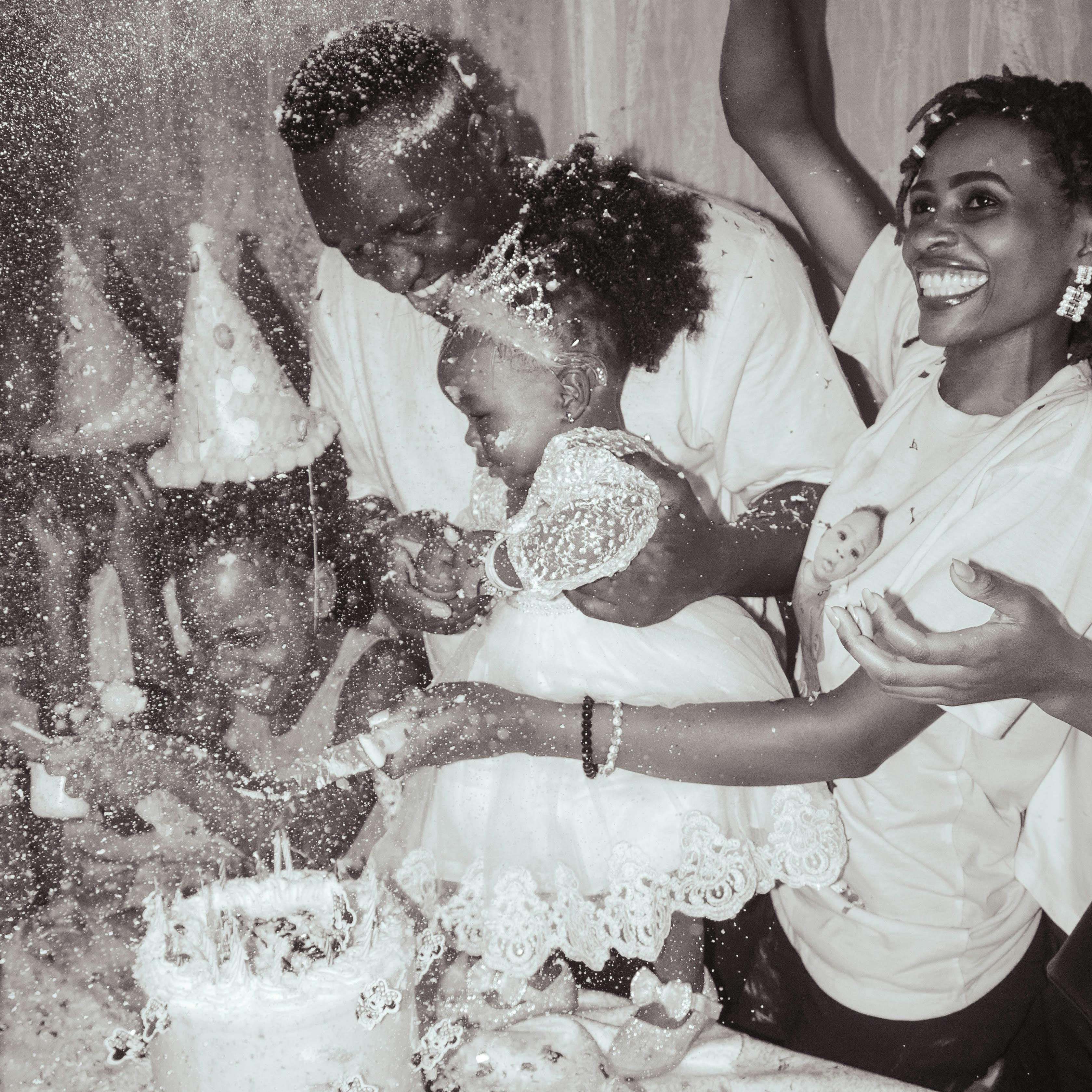Des personnes profitent d'une fête d'anniversaire | Source : Pexels