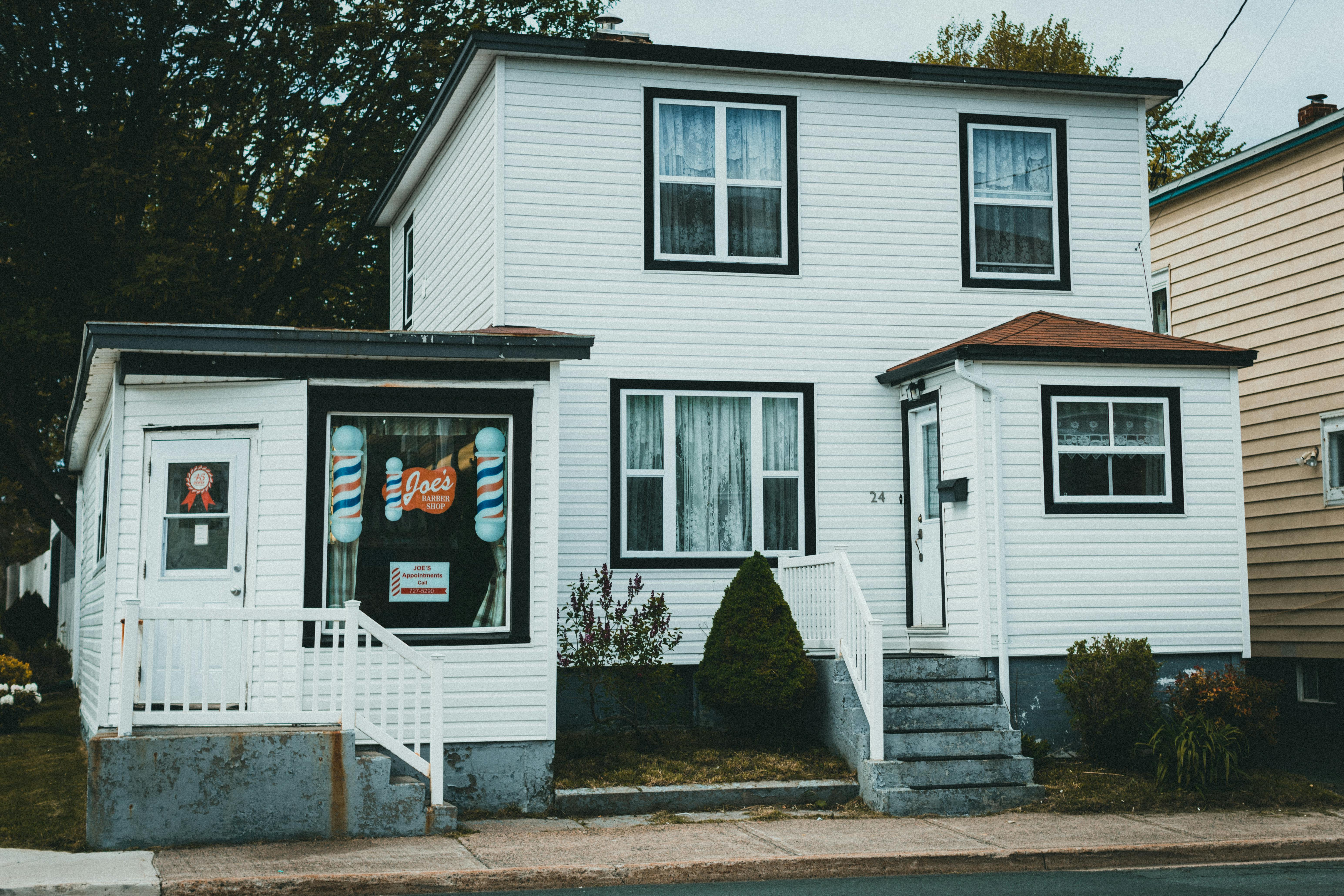 Une maison simple dans un quartier | Source : Pexels