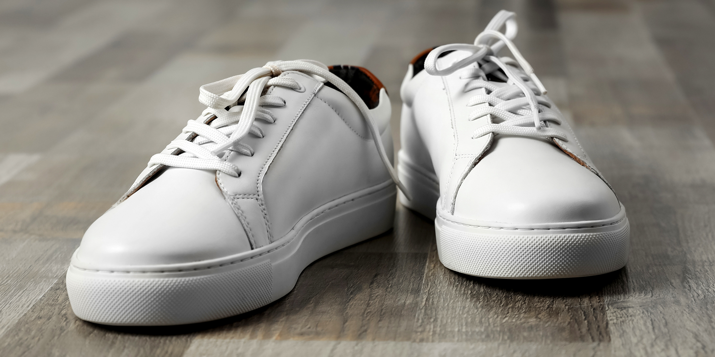 Une paire de baskets blanches | Source : Shutterstock