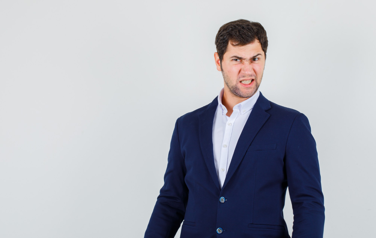 Un homme en colère qui serre les dents | Source : Freepik