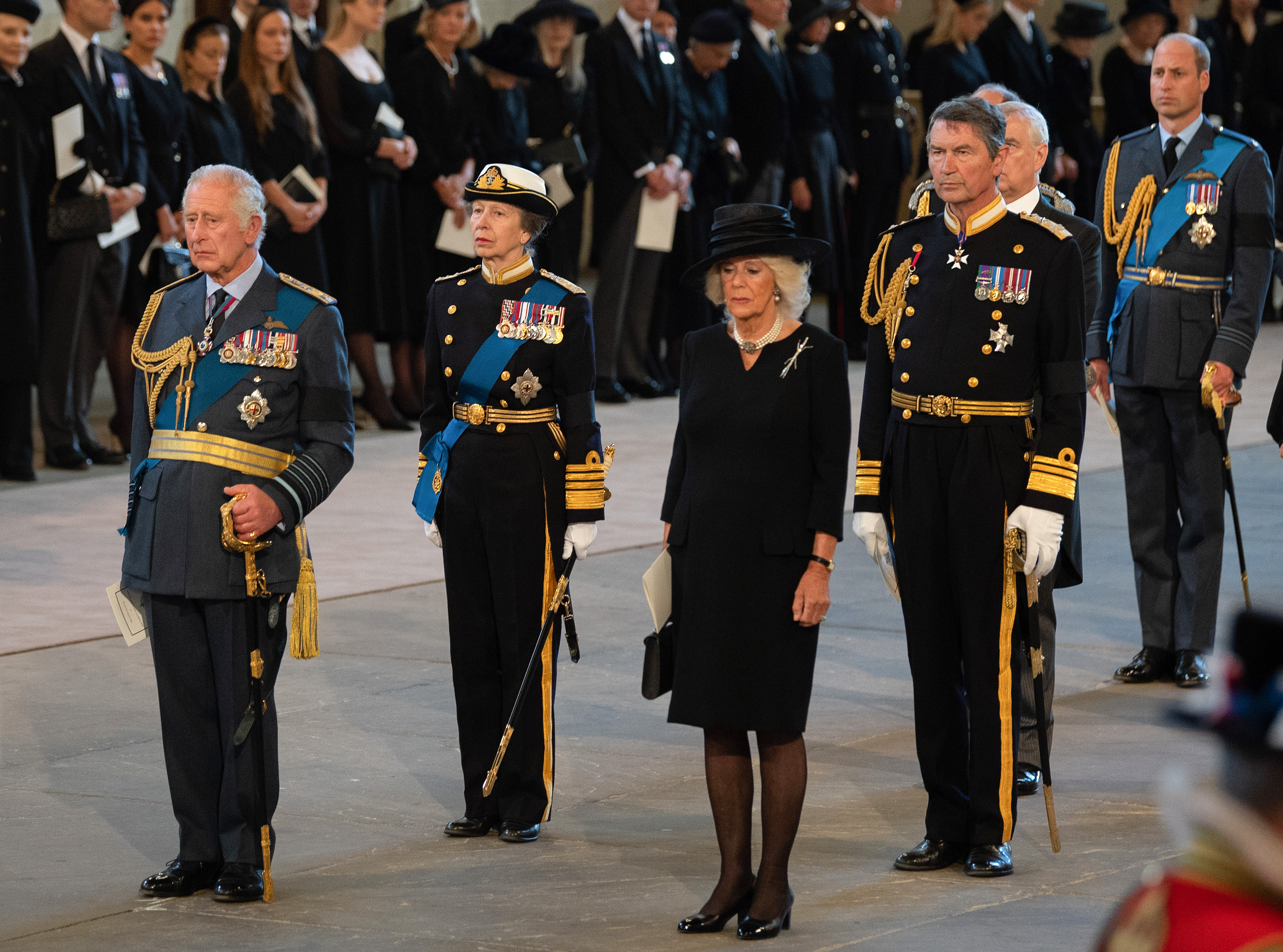 Le roi Charles III, la reine Camilla et la princesse Anne se recueillant au palais de Westminster lors de la procession pour la mise en bière de la reine Élisabeth II, le 14 septembre 2022, à Londres, en Angleterre. | Source : Getty Images