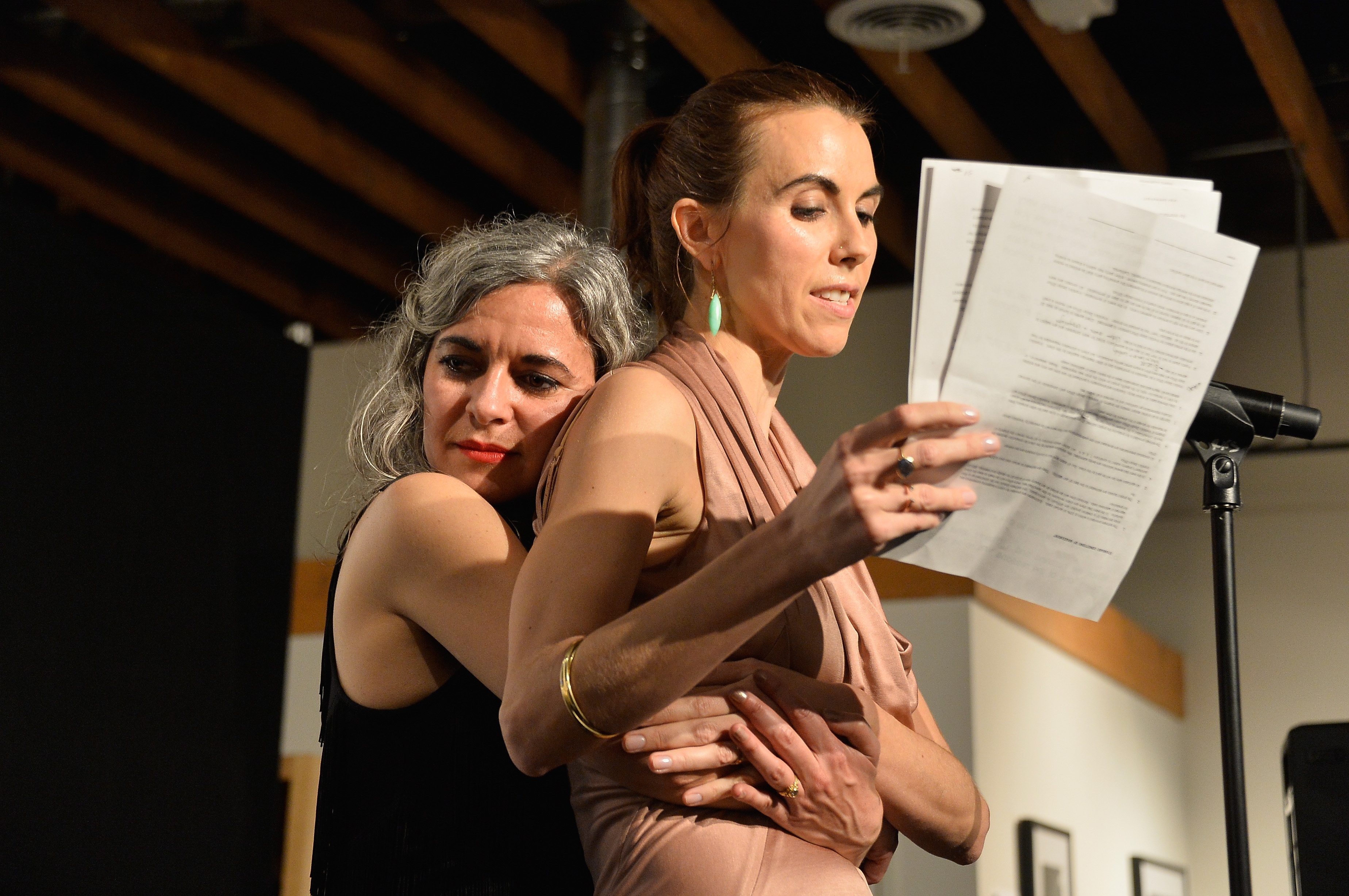 Laela et Naomi Wilding assistent à la soirée de bienfaisance de la vente aux enchères d'œuvres d'art de la fondation Elizabeth Taylor contre le sida, le 27 février 2014, à Los Angeles, en Californie. | Source : Getty Images
