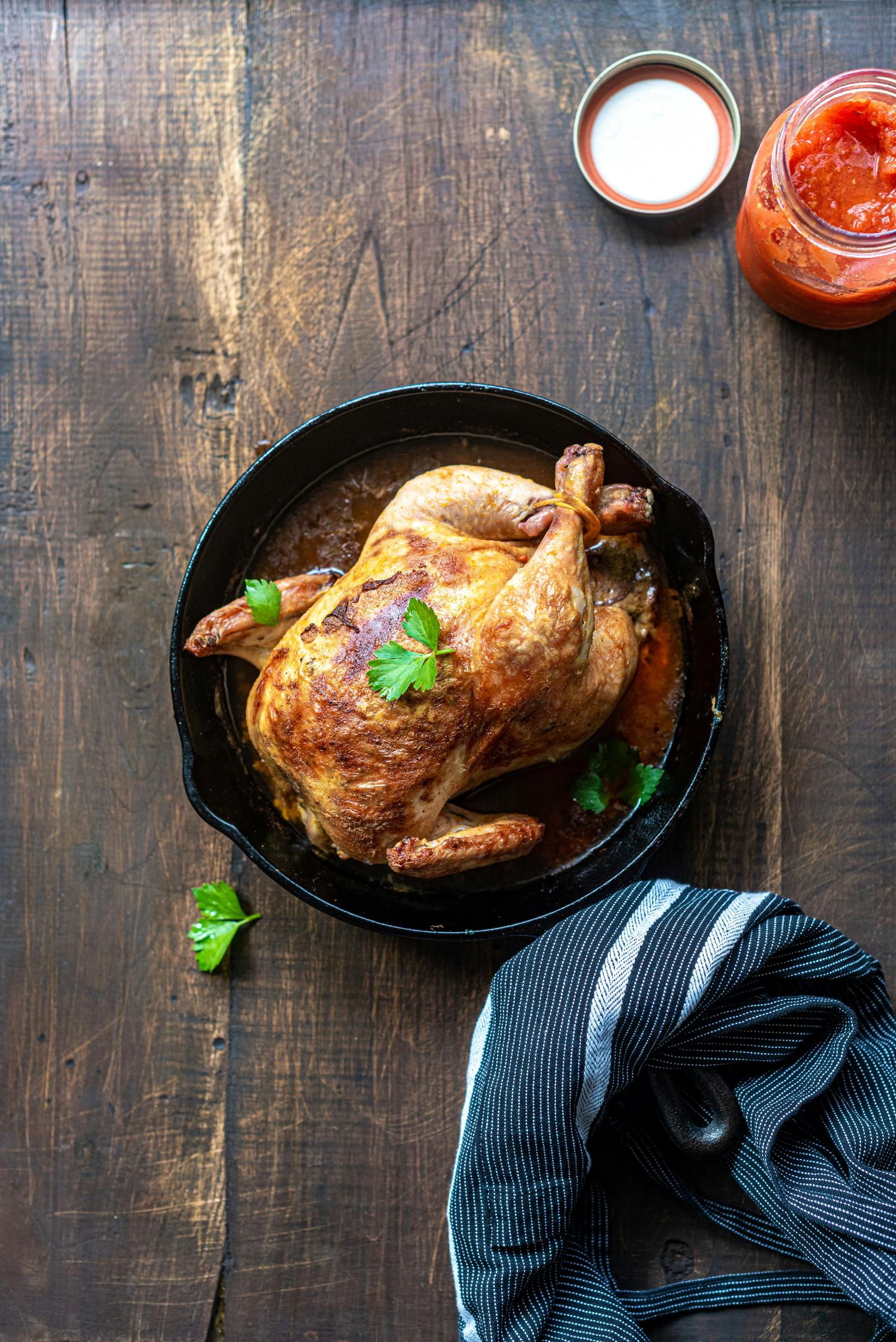 Un poulet rôti sur une table | Source : Unsplash