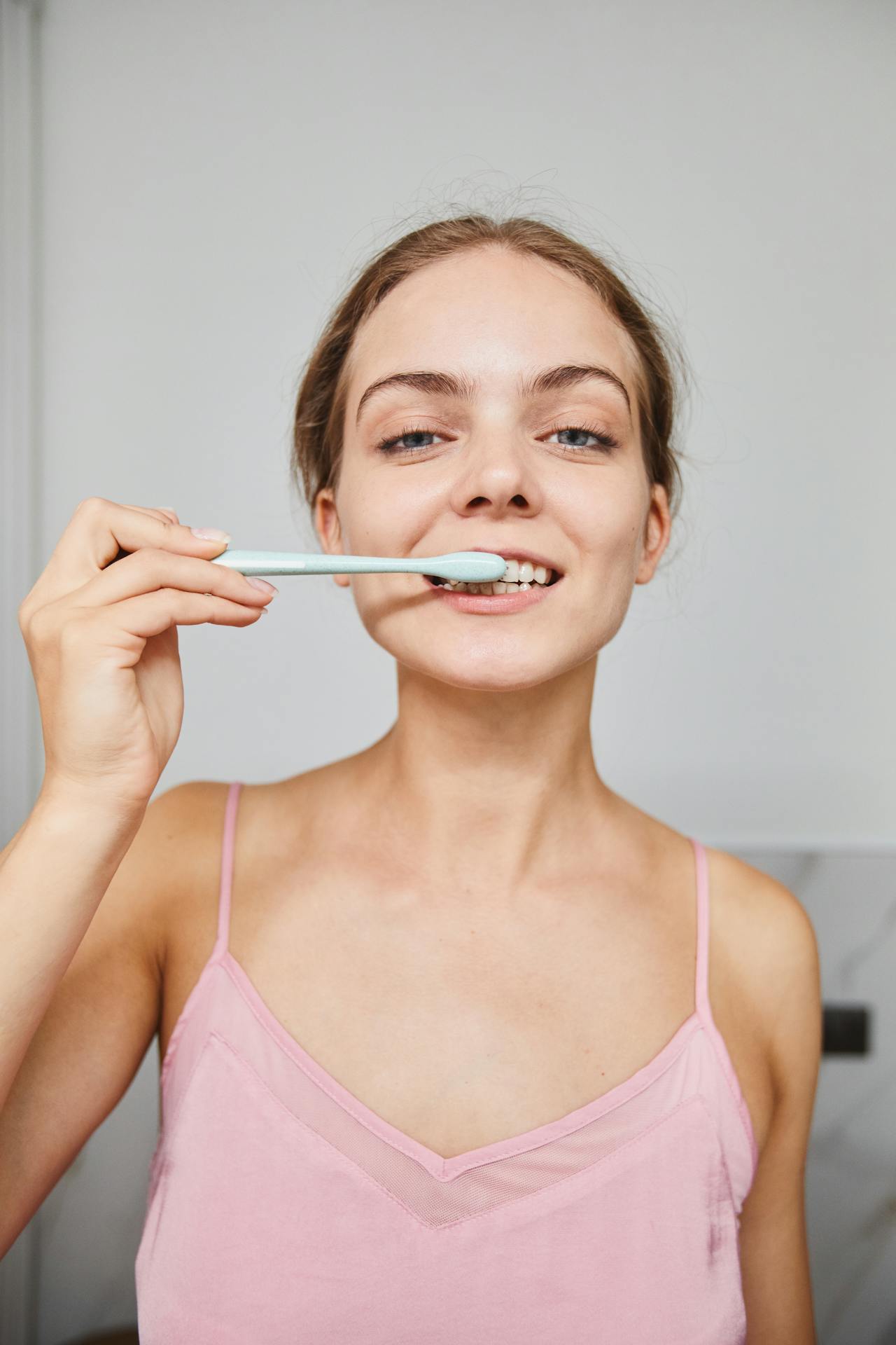 Une femme se brossant les dents | Source : Pexels