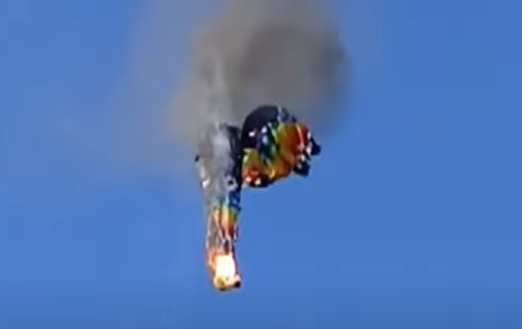 Une montgolfière s'effondre après avoir pris feu en plein vol | Source : YouTube/@TODAY
