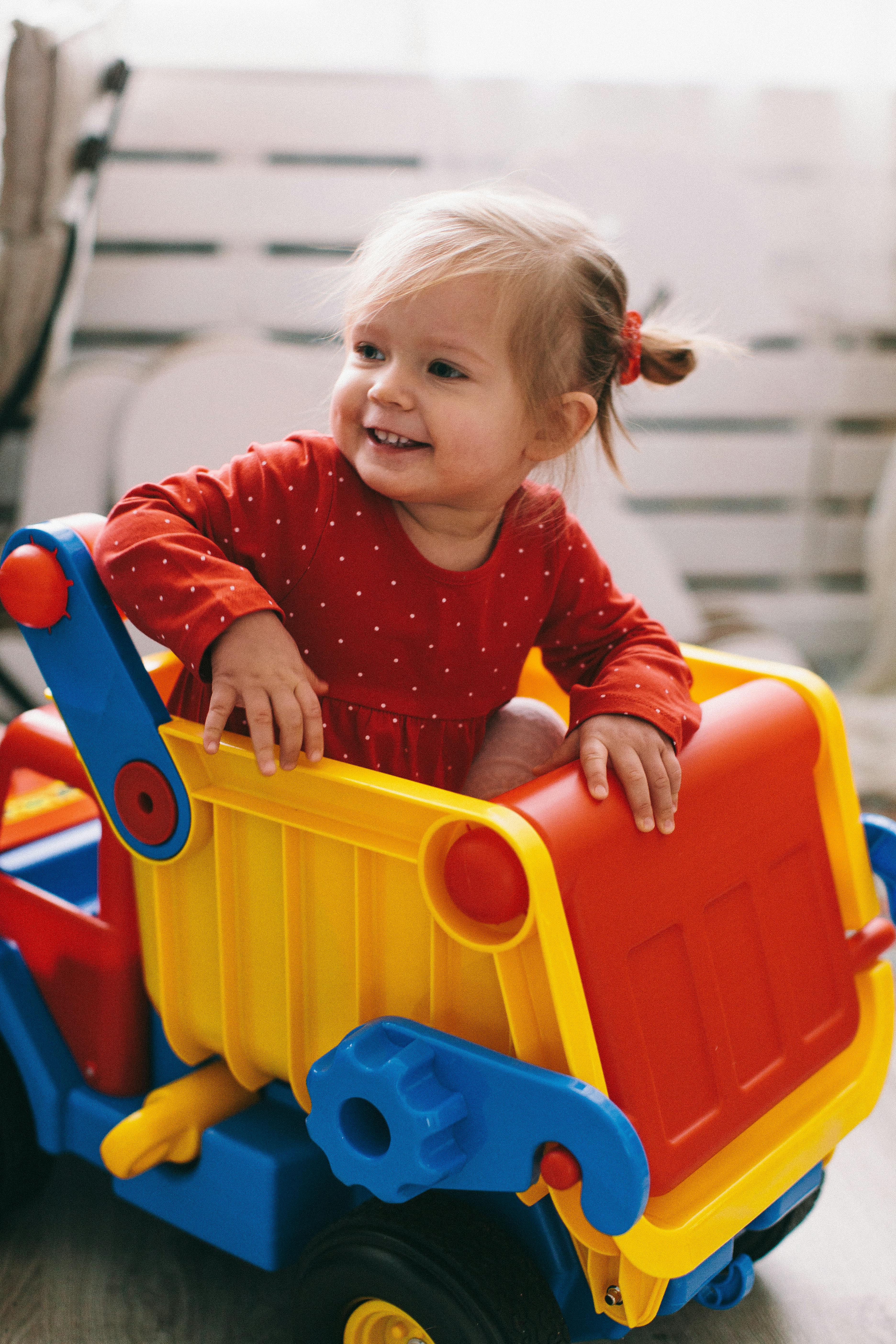 Une enfant heureuse qui joue | Source : Pexels
