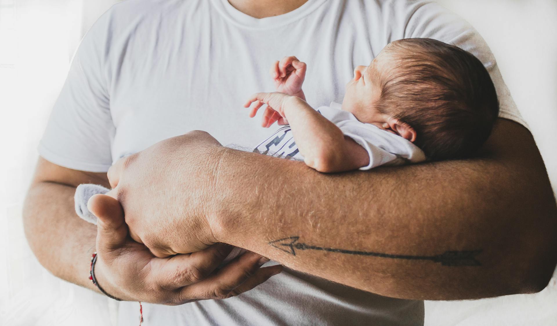 Un homme tenant un bébé | Source : Pexels