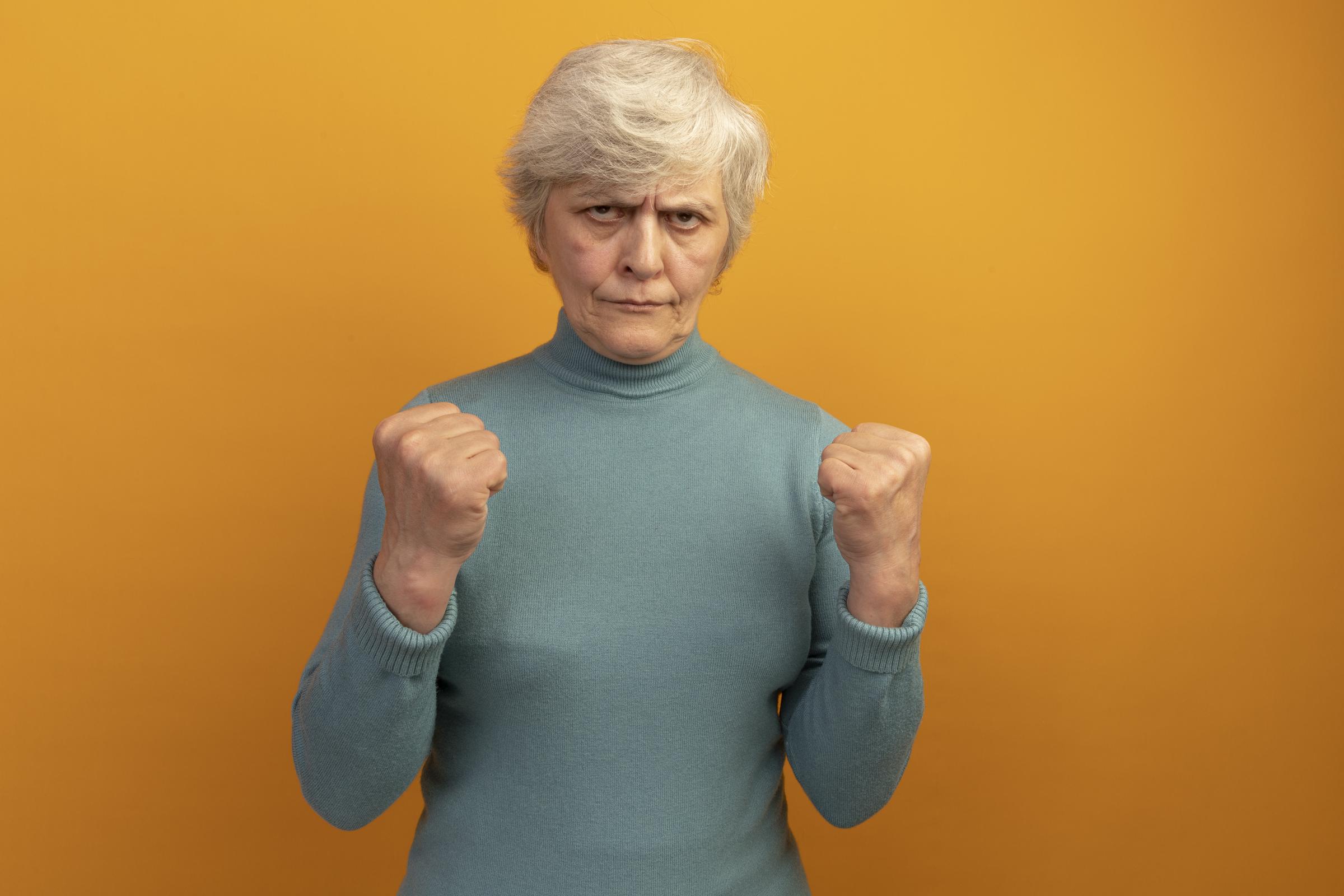 Une femme en colère serrant les poings  | Source : Freepik