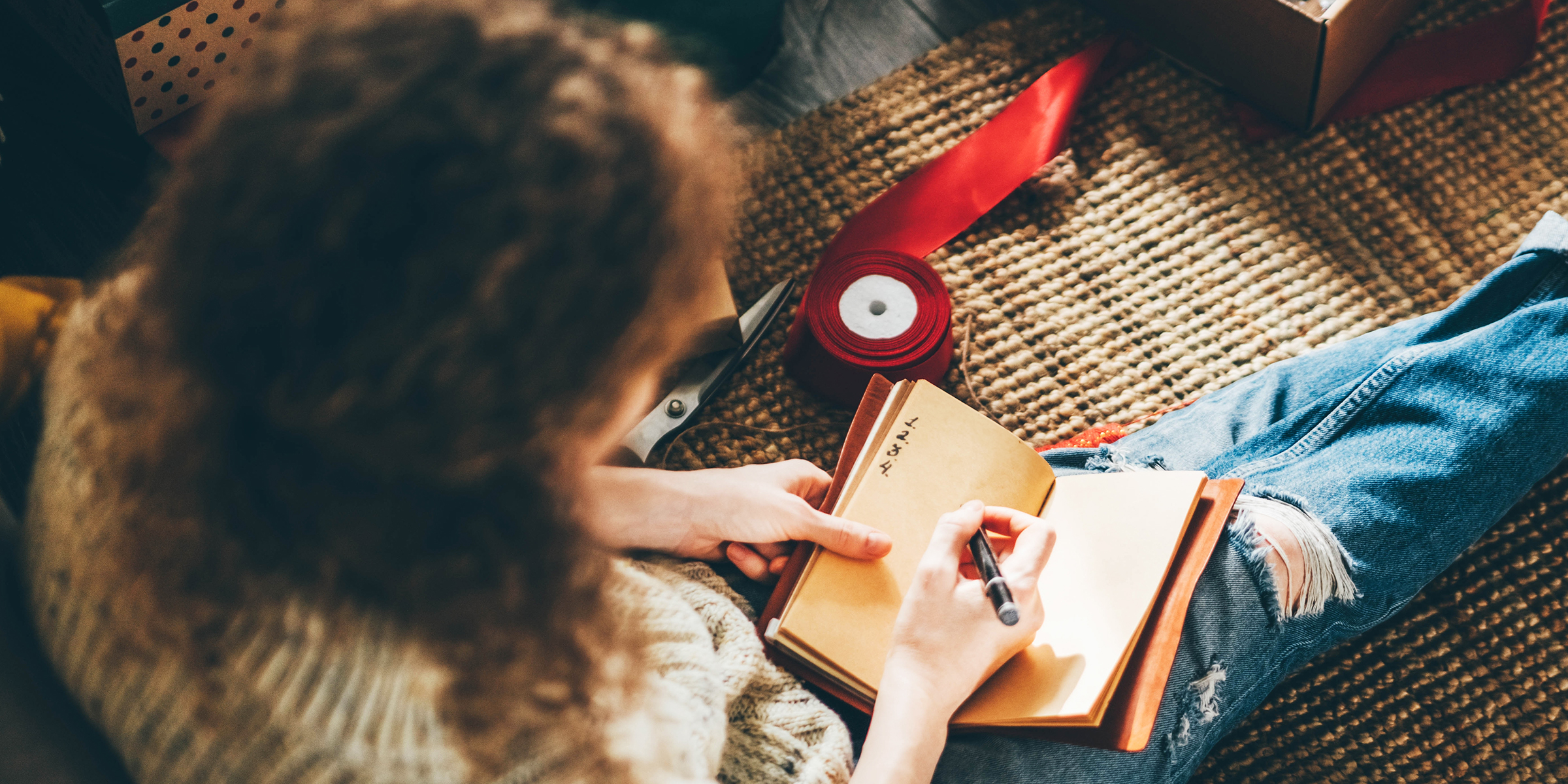 Une femme qui dresse une liste | Source : Shutterstock