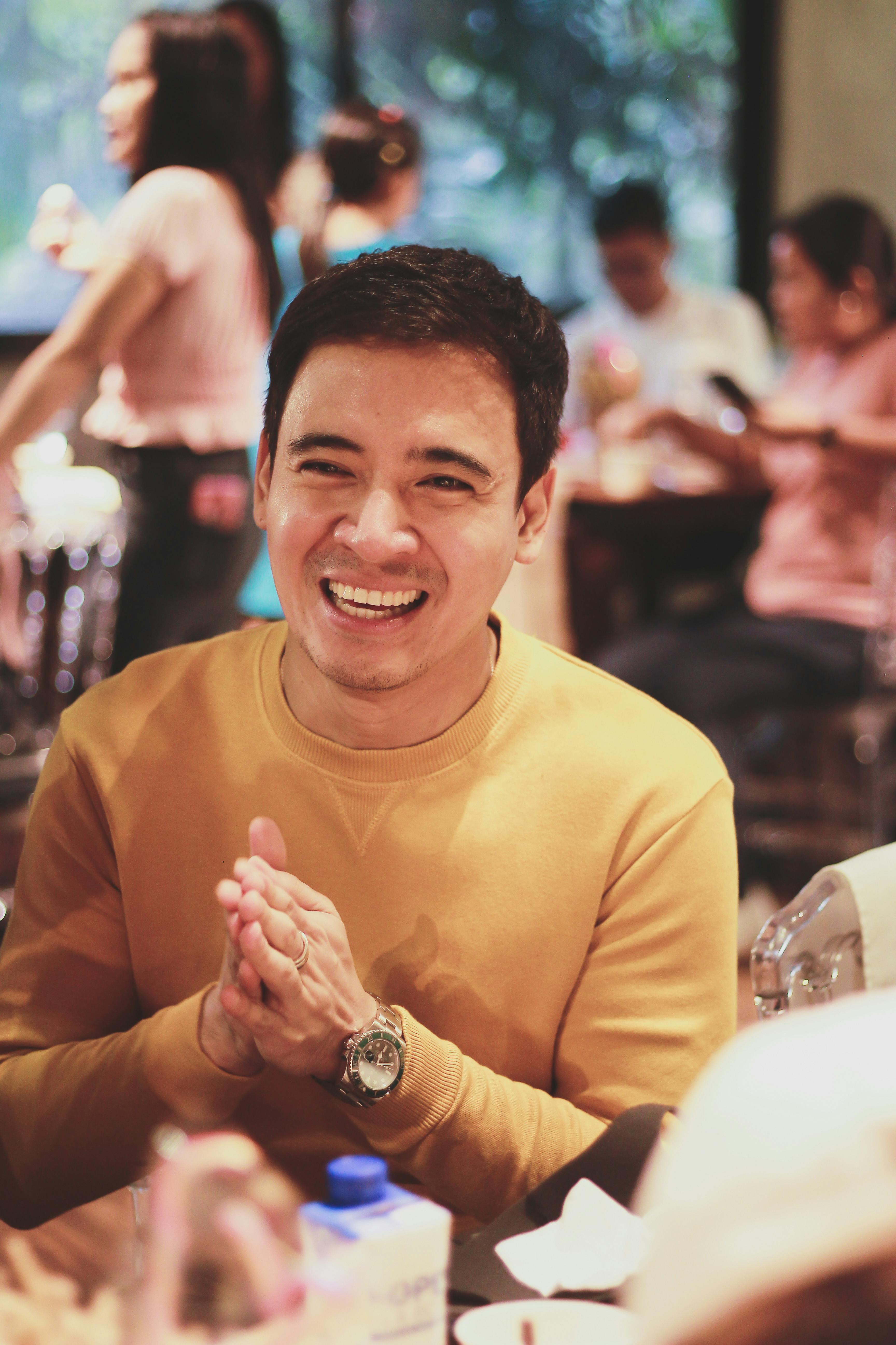 Un homme heureux applaudissant | Source : Pexels