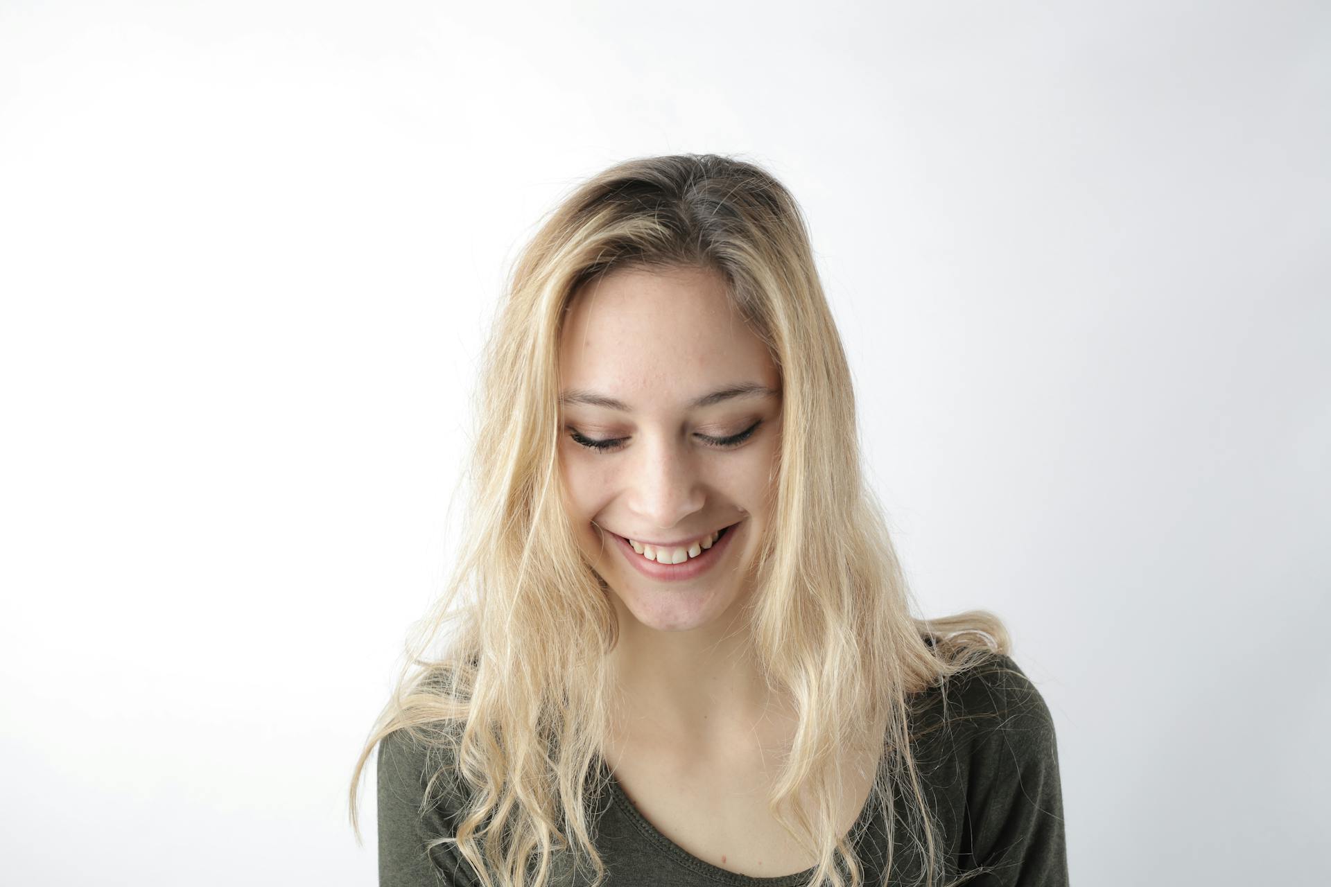 Une femme qui sourit | Source : Pexels