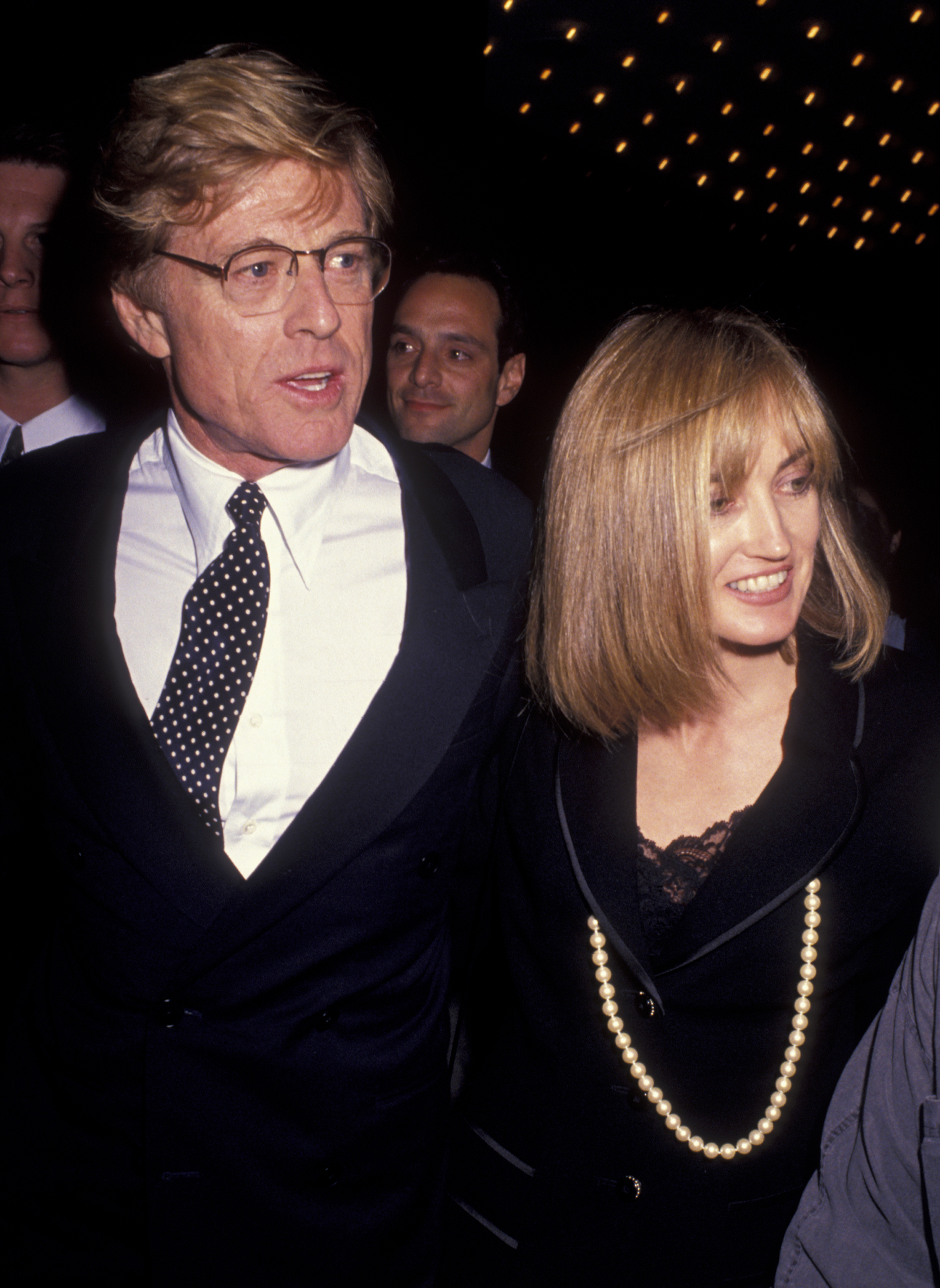 Robert Redford et Kathy O'Rear lors de la première du film « A River Runs Through It » le 8 octobre 1992 à New York. | Source : Getty Images