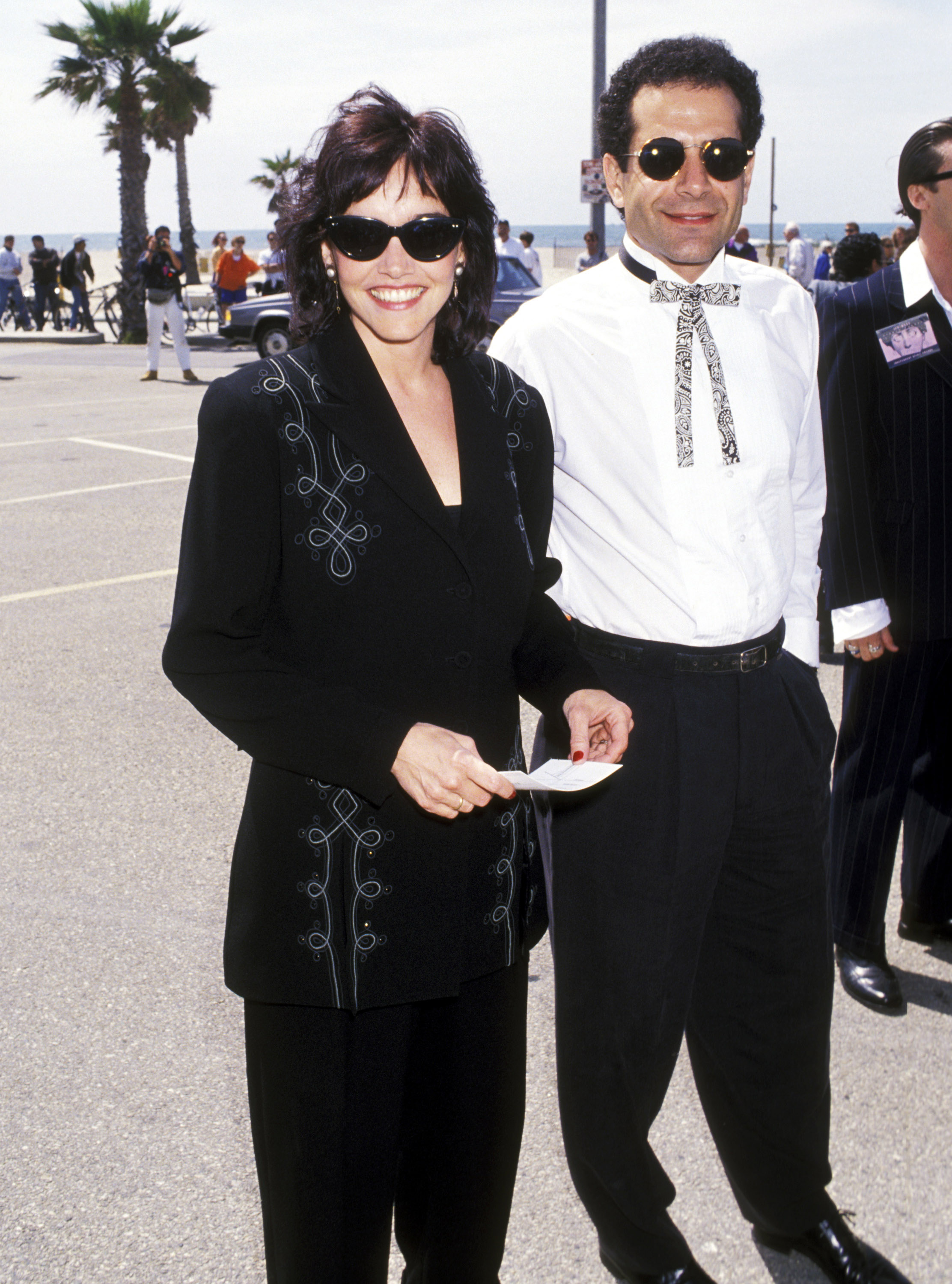 L'actrice et Tony Shalhoub lors de la 8e édition des « IFP/West Independent Spirit Awards » en 1993 à Santa Monica, en Californie. | Source : Getty Images
