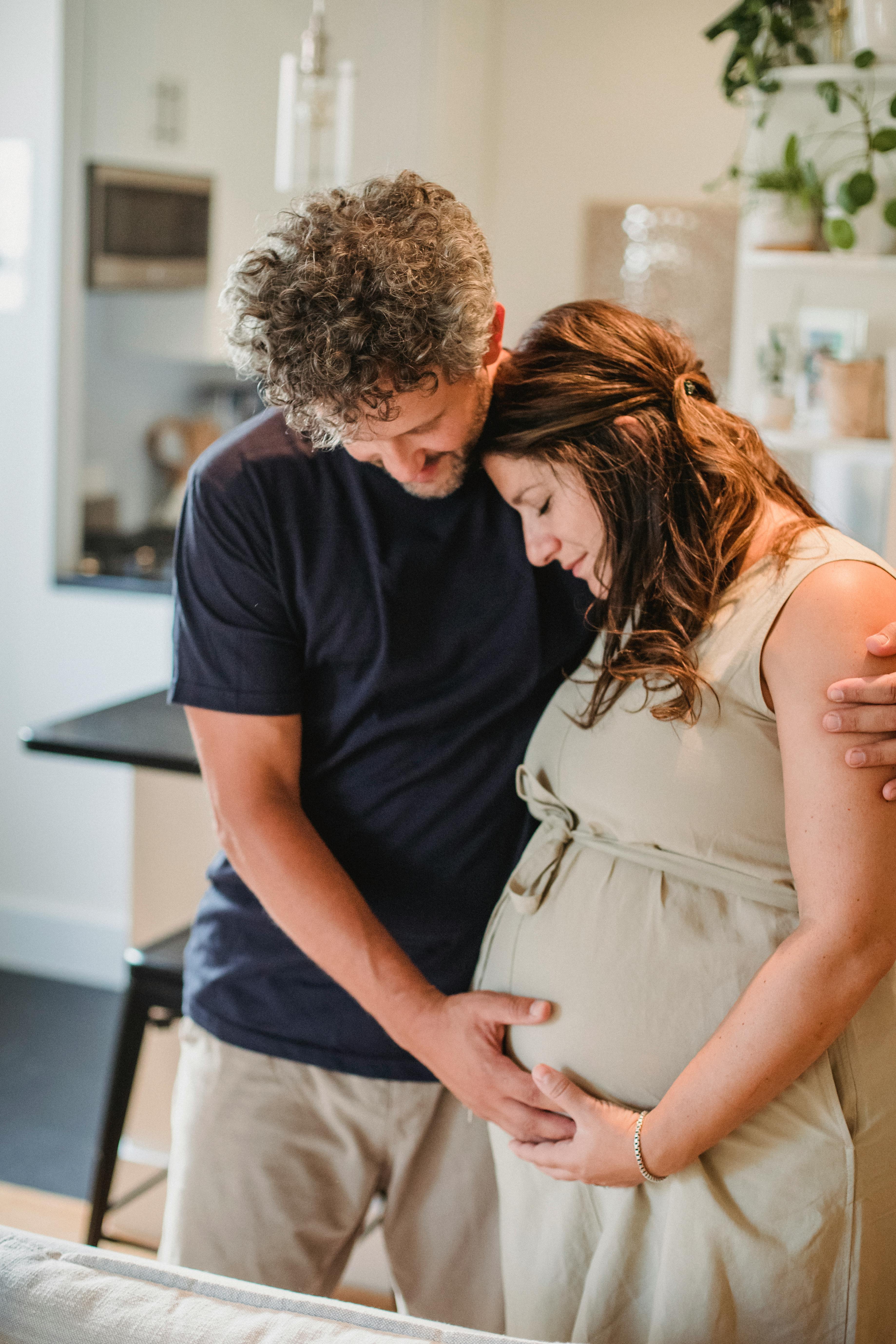 Un homme réconfortant et étreignant une femme enceinte | Source : Pexels