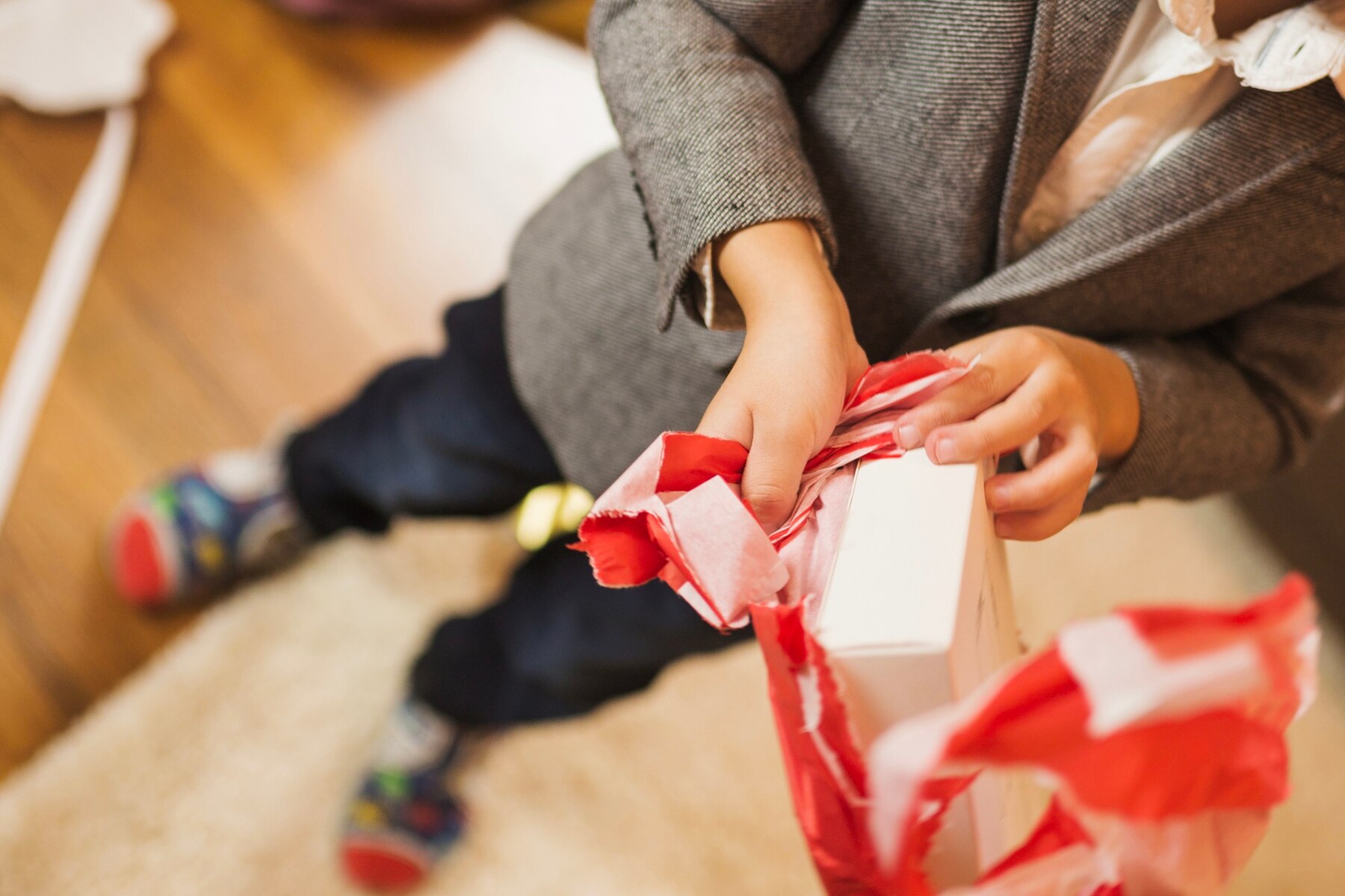 Déballer les cadeaux | Source : Freepik