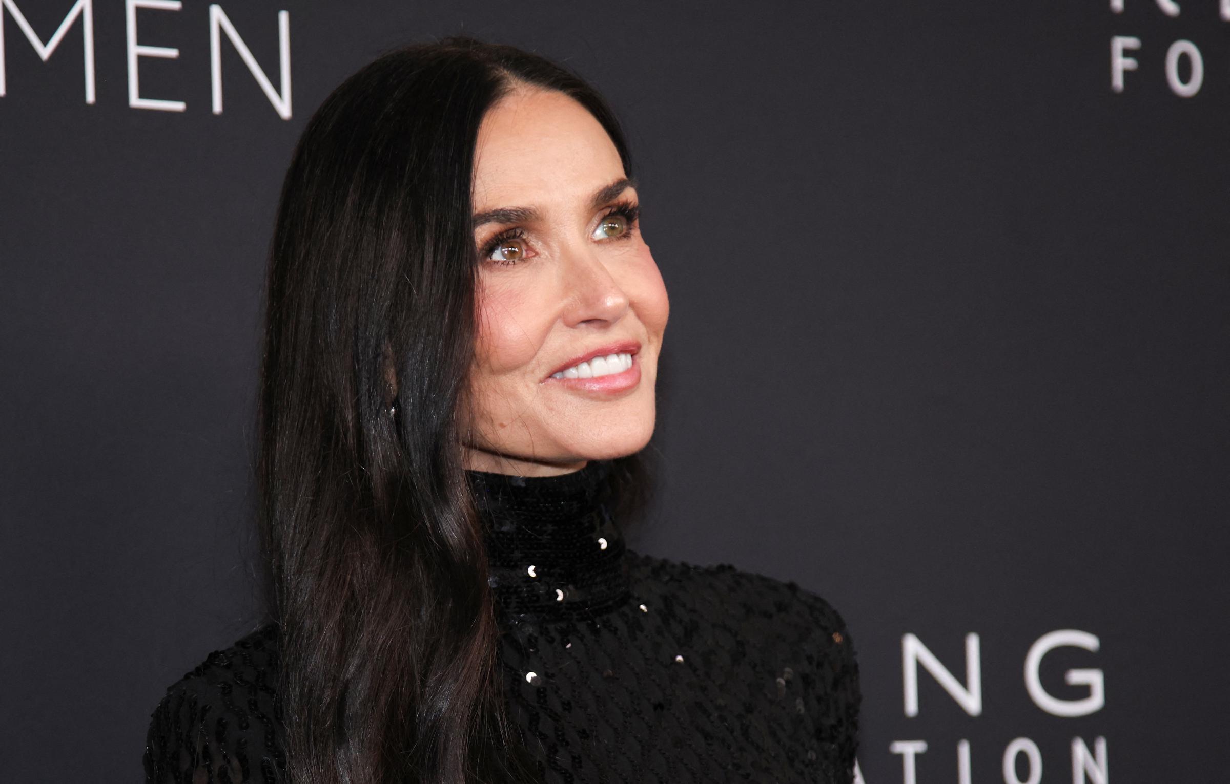 Demi Moore assiste au 4e dîner annuel « Caring for Women » organisé par la Fondation Kering au restaurant The Pool à New York, le 11 septembre 2025. L'actrice arborait sa longue chevelure brune caractéristique, séparée par une raie au milieu, lisse et raide, avant de retrouver sa frange emblématique.
