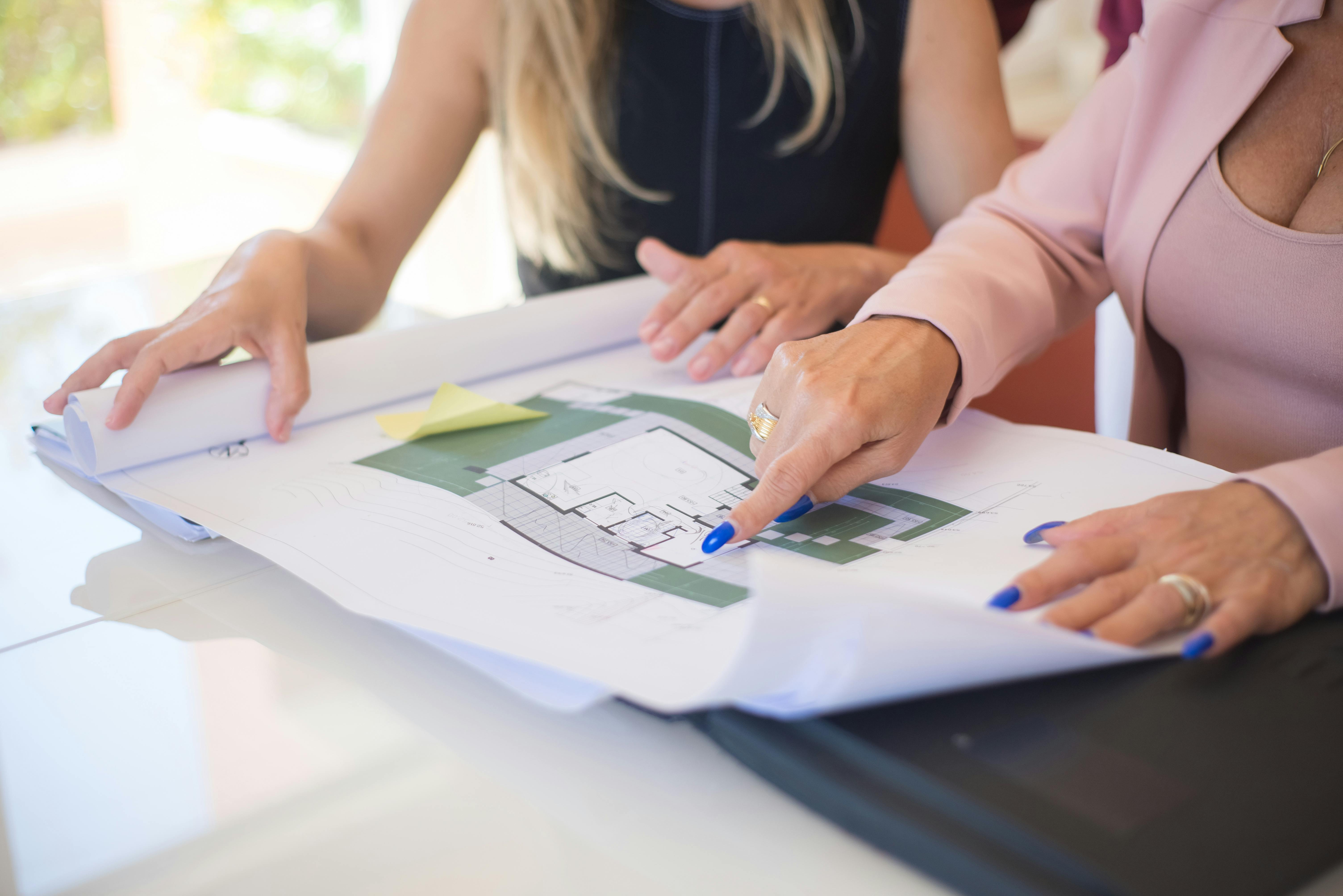 Deux femmes qui préparent quelque chose | Source : Pexels