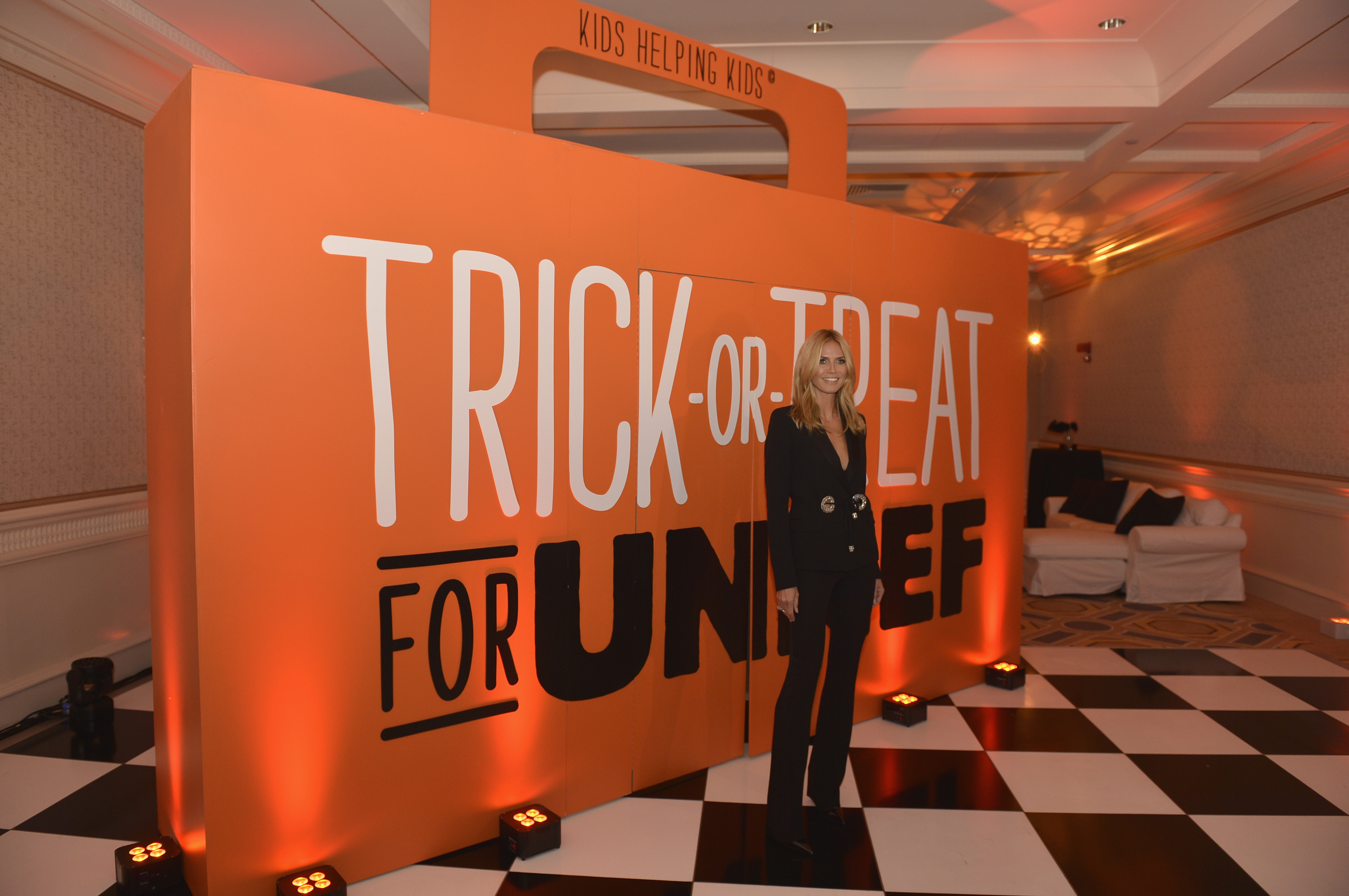 Heidi Klum se tient à côté d'un stand « Trick-or-Treat for UNICEF », soulignant son engagement de longue date envers l'organisation, qui a fini par lui valoir d'être nommée nouvelle ambassadrice. | Source : Getty Images