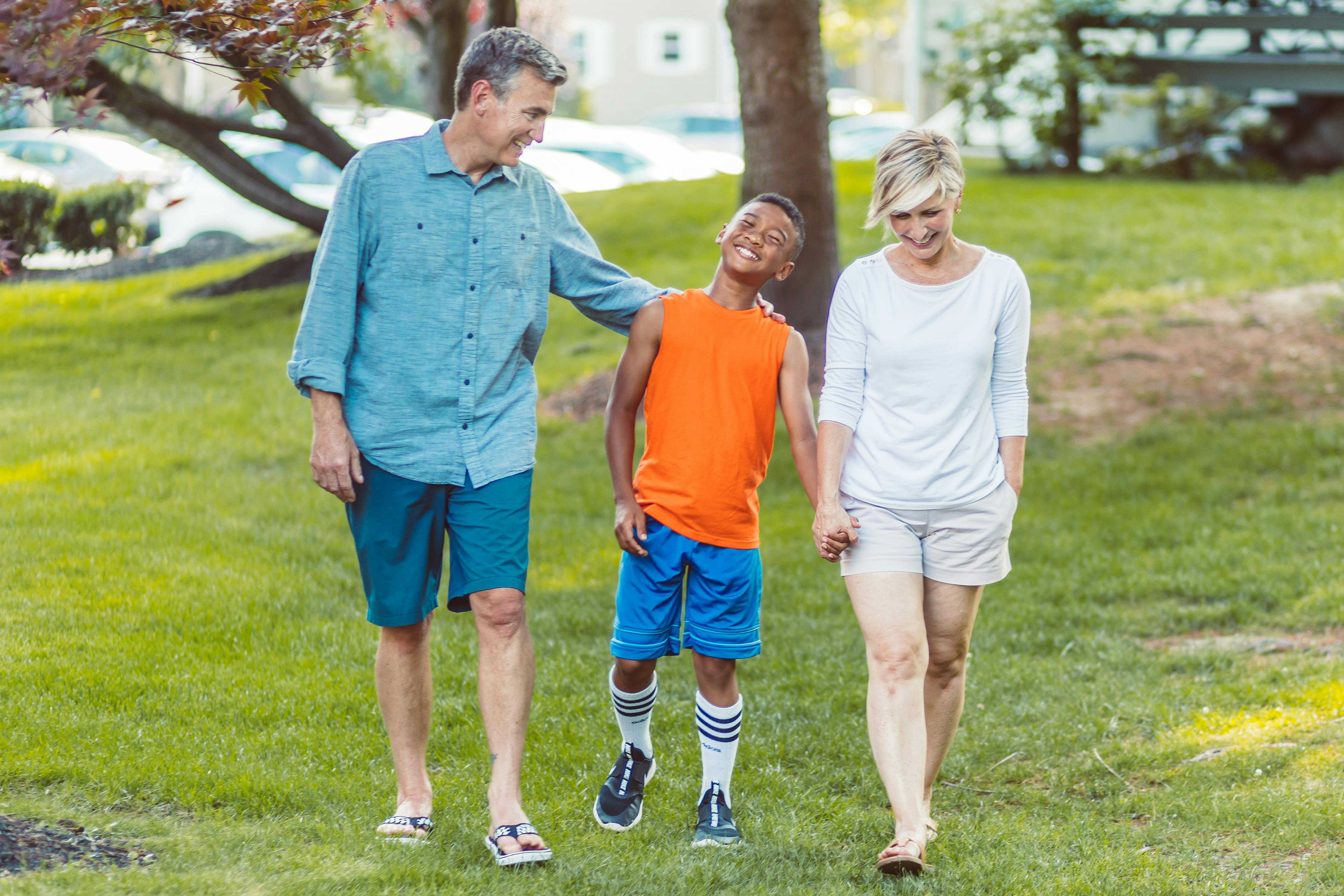 Un couple heureux avec son fils adolescent | Source : Pexels