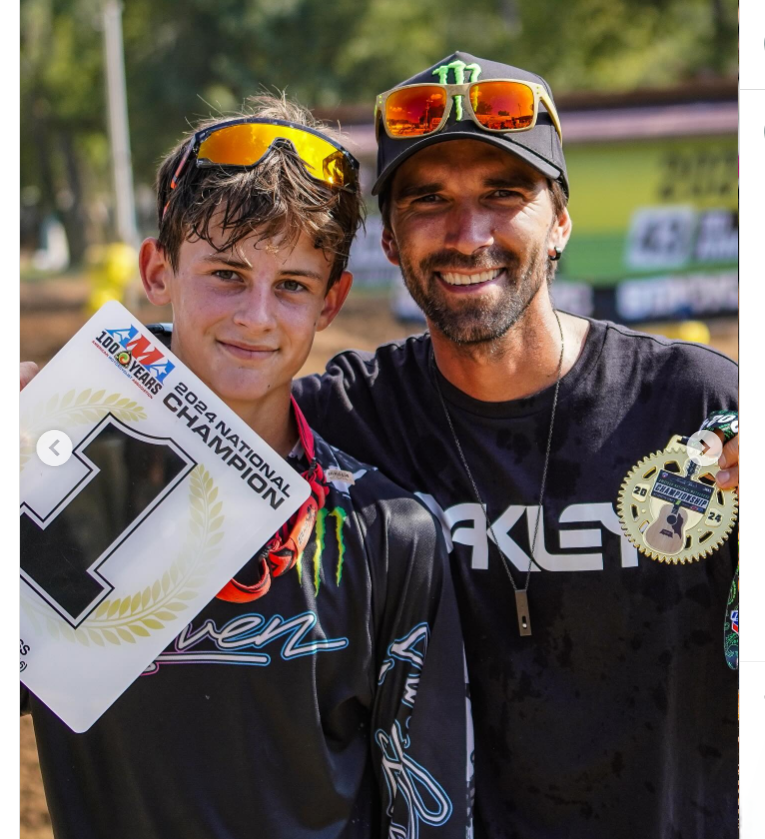 Aidan Zingg phootographie avec un homme après avoir remporté la compétition de supermini-2, extrait d'un post daté du 7 août 2024 | Source : Instagram/aidanzingg