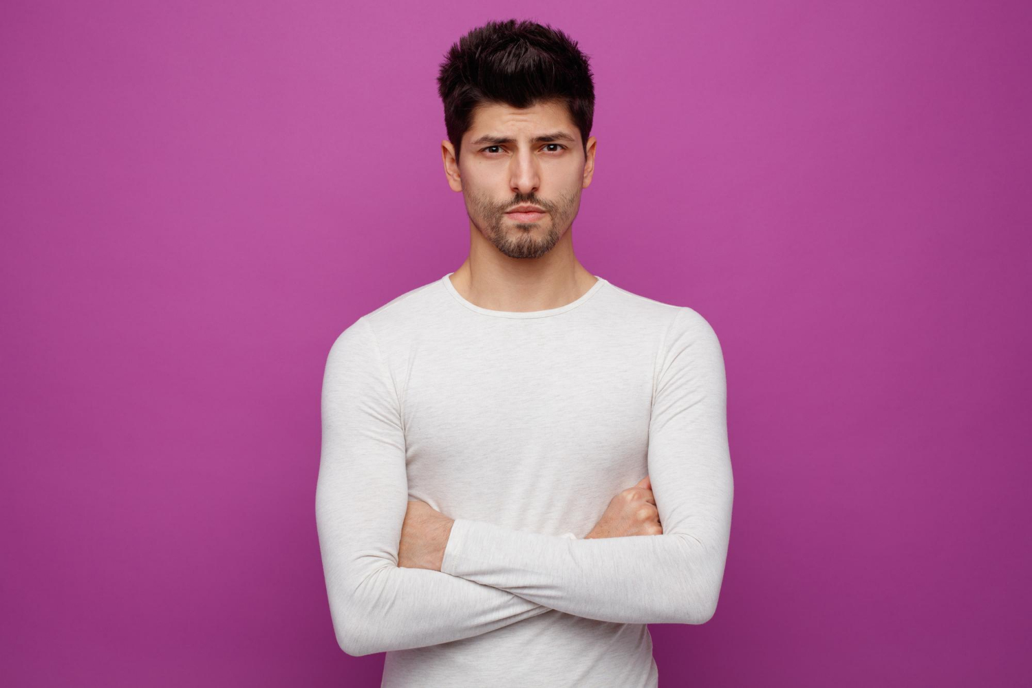 Un homme avec les bras croisés | Source : Freepik