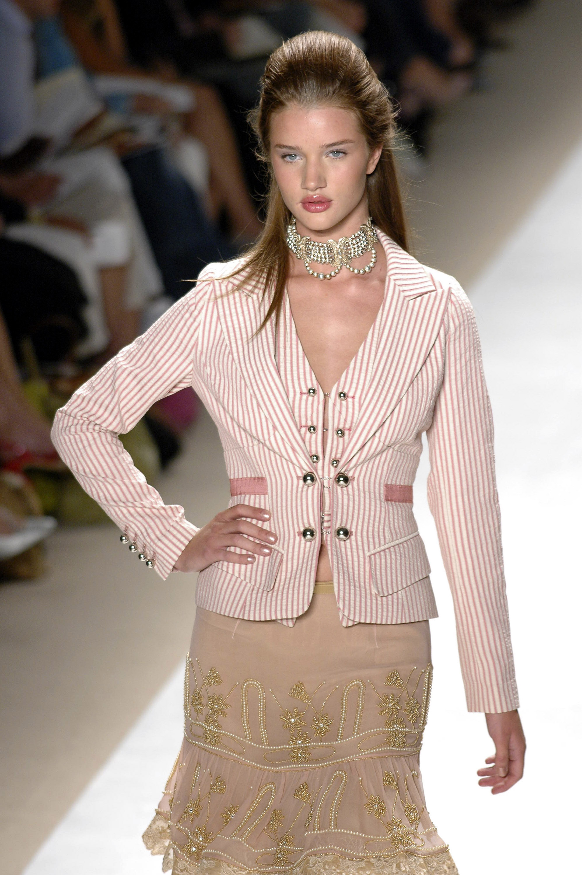 Rosie Huntington-Whiteley domine le défilé dans un blazer à rayures et une jupe ornée - elle fait preuve de puissance, d'élégance et de glamour pur du début des années 2000 à chacun de ses pas. | Source : Getty Images