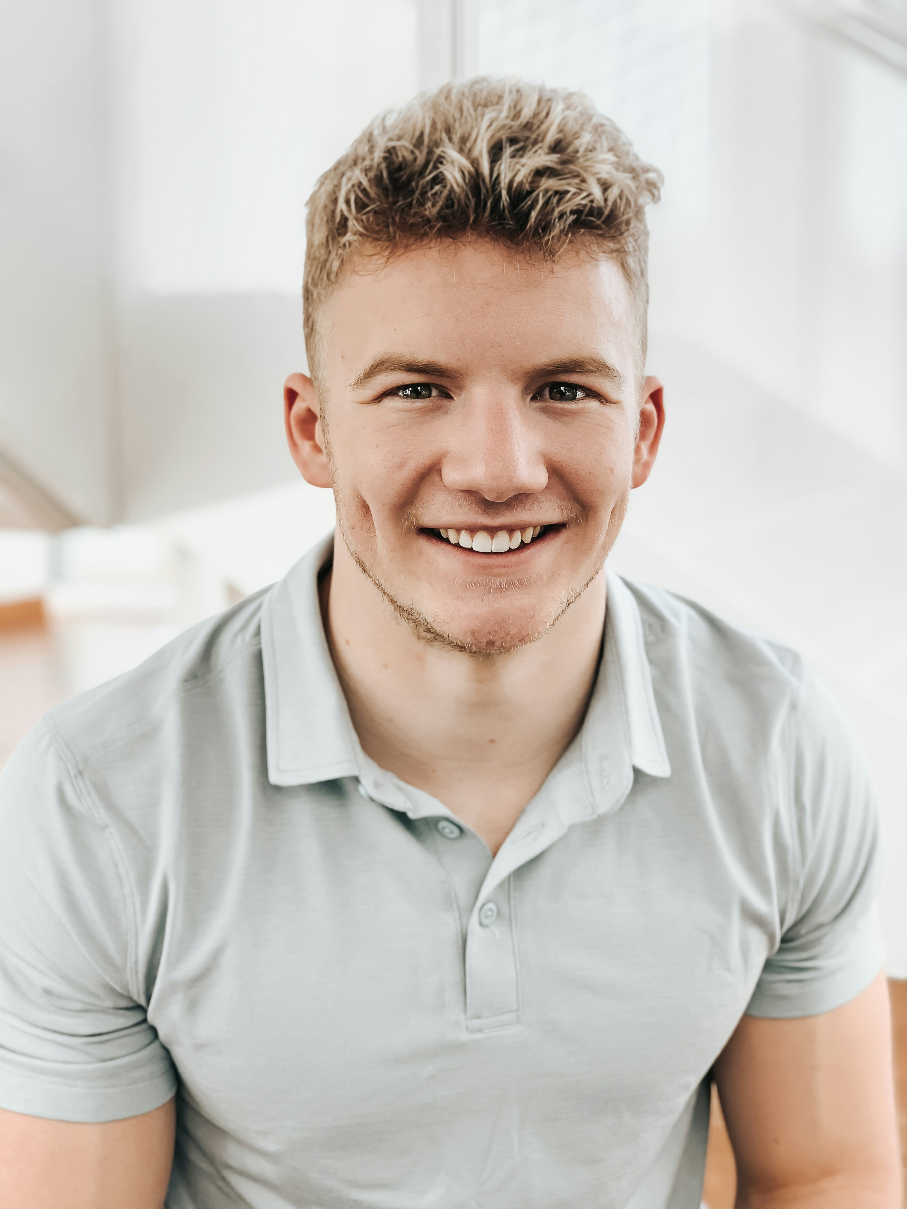 Gros plan sur un homme souriant | Source : Unsplash