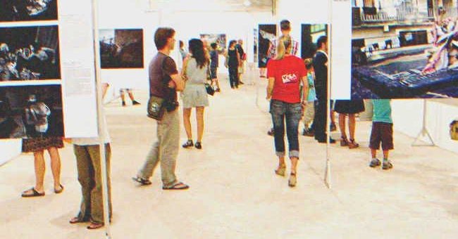 Des personnes lors d'une exposition | Source : Shutterstock