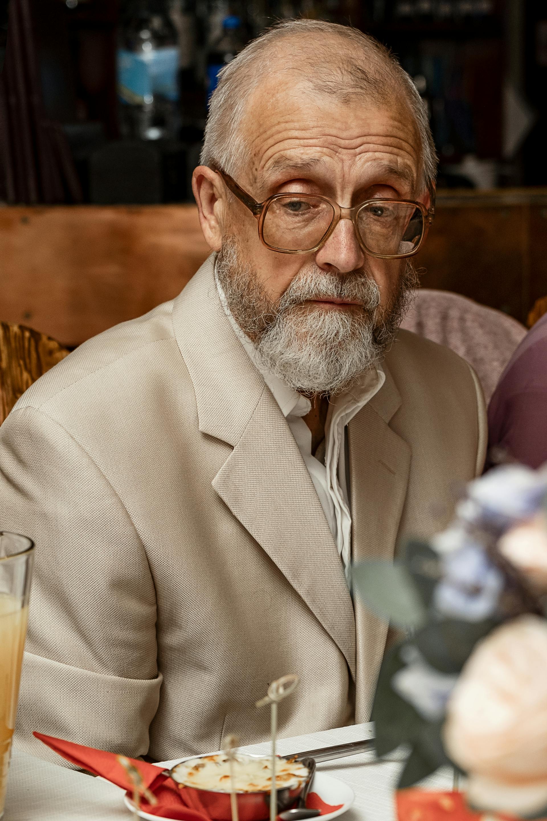 Un homme d'un certain âge a l'air contrarié dans un restaurant | Source : Pexels