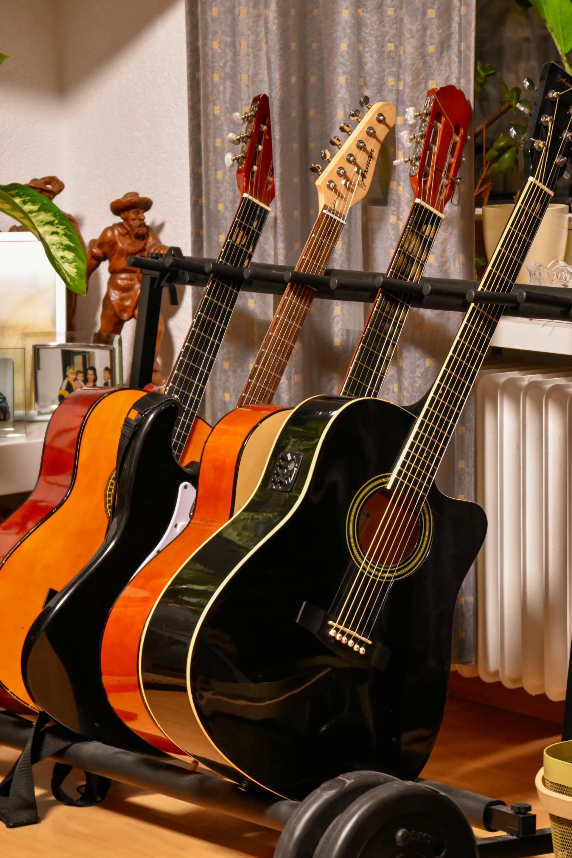 Un étalage de guitares | Source : Pexels