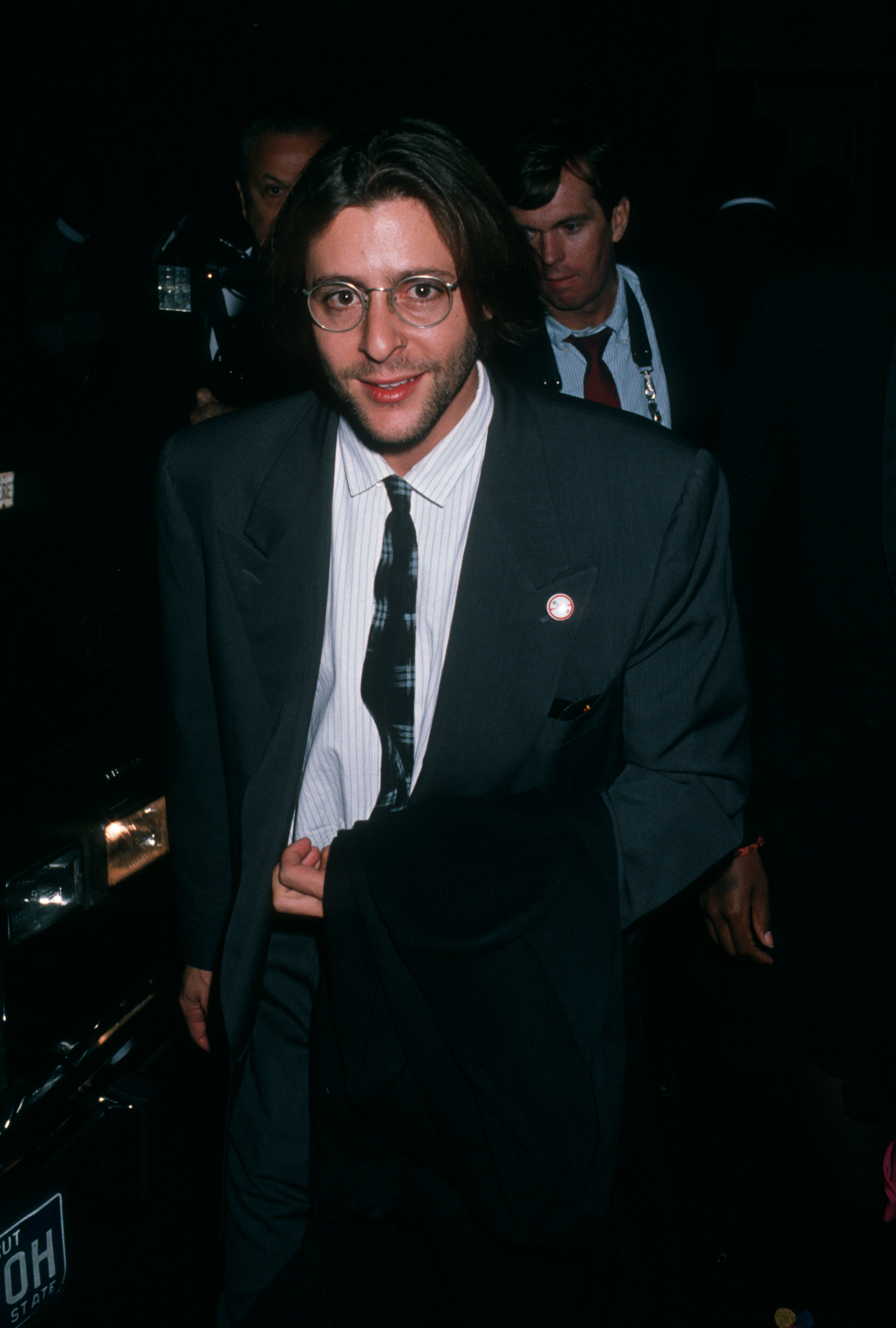 Avec ses lunettes à monture ronde et son costume sombre, l'acteur arrive au Ziegfeld Theater à New York pour la première de « Old Gringo ». | Source: Getty Images