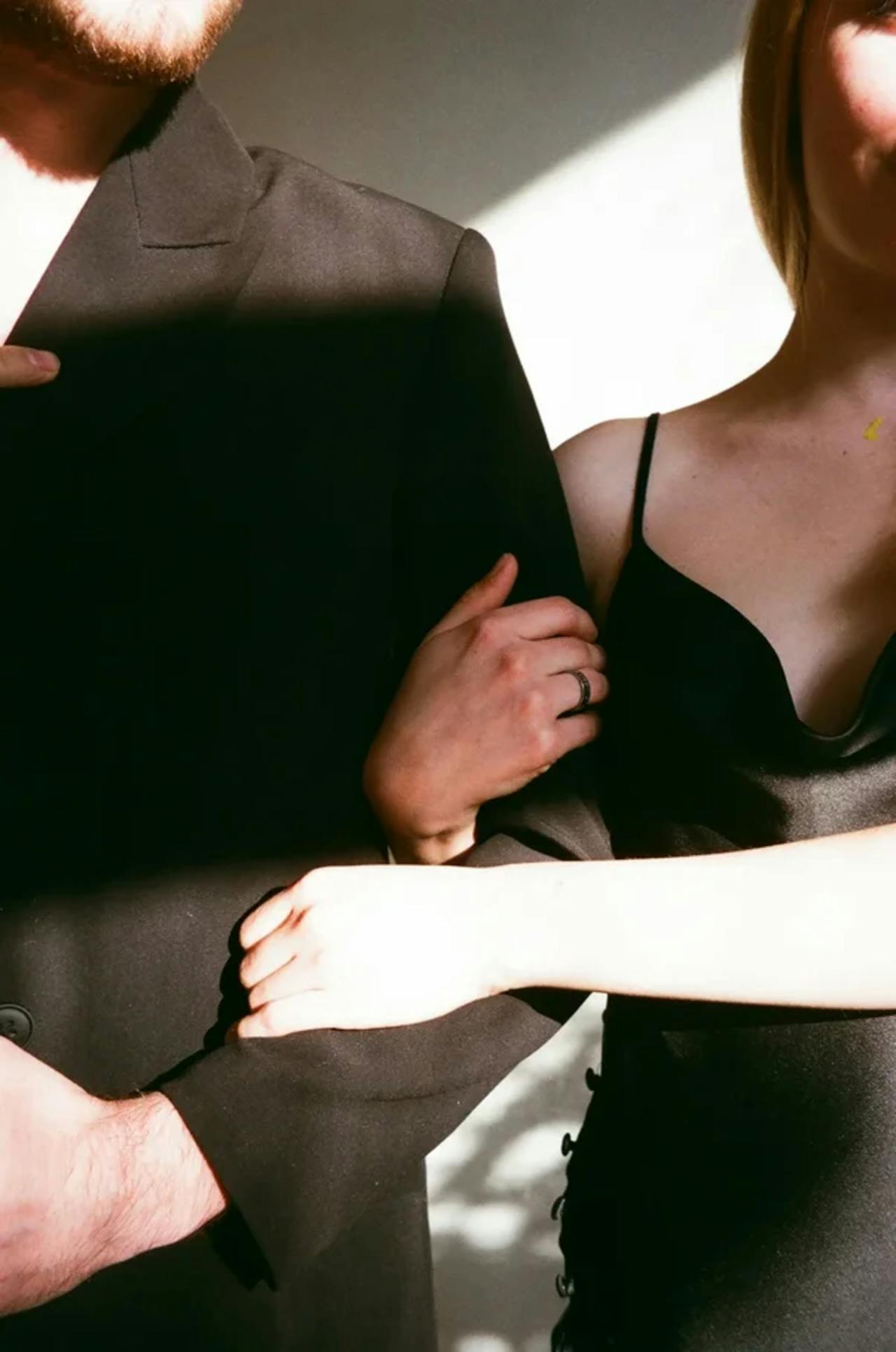 Une femme tenant les bras d'un homme | Source : Pexels
