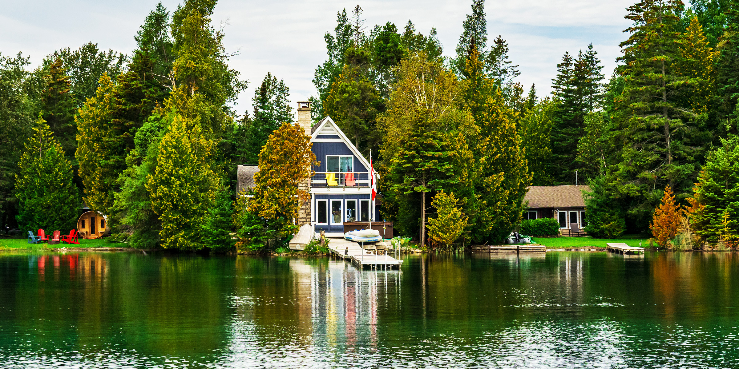 Une maison au bord d'un lac | Source : Shutterstock