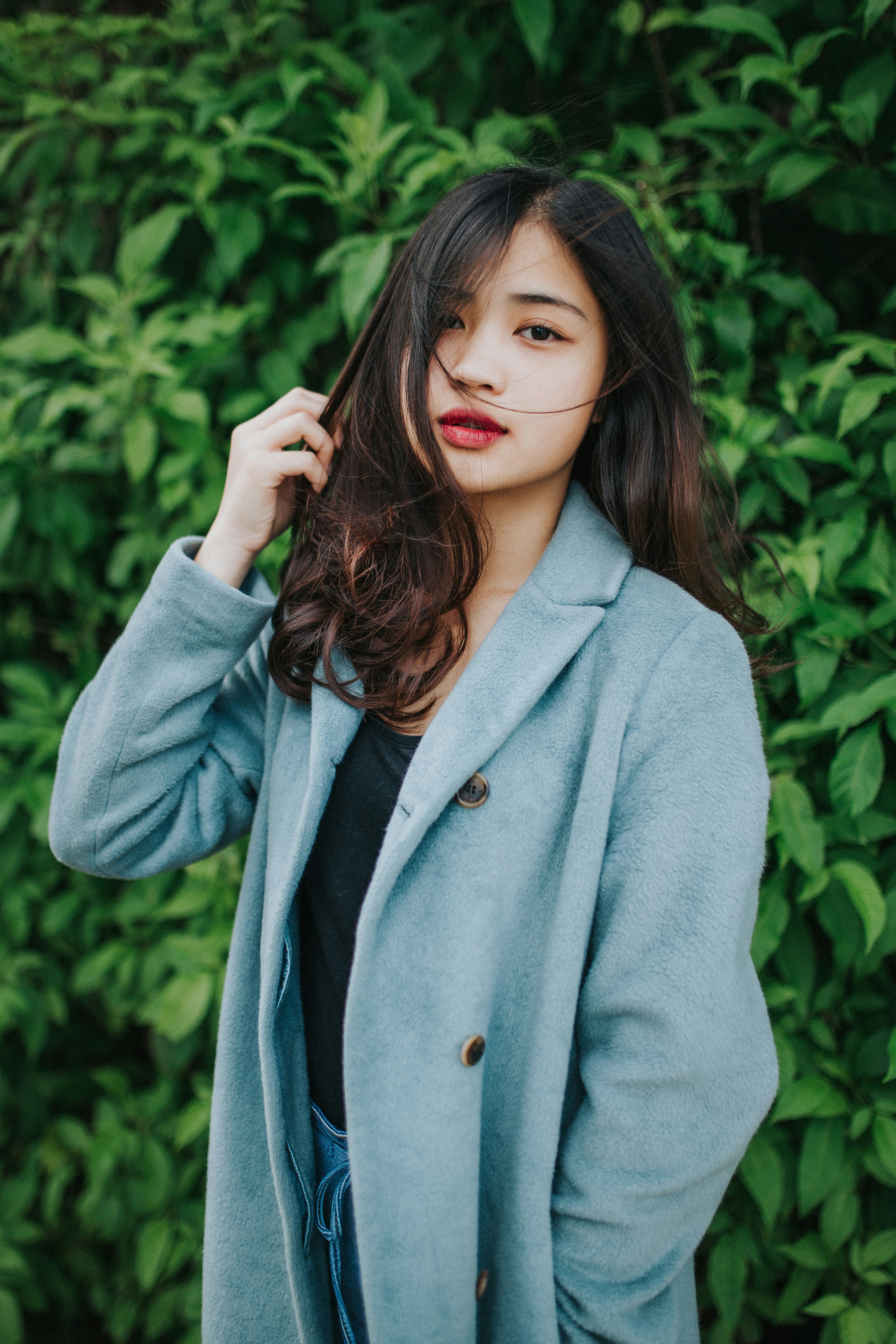 Une femme se tenant à l'extérieur et portant un manteau bleu | Source : Unsplash