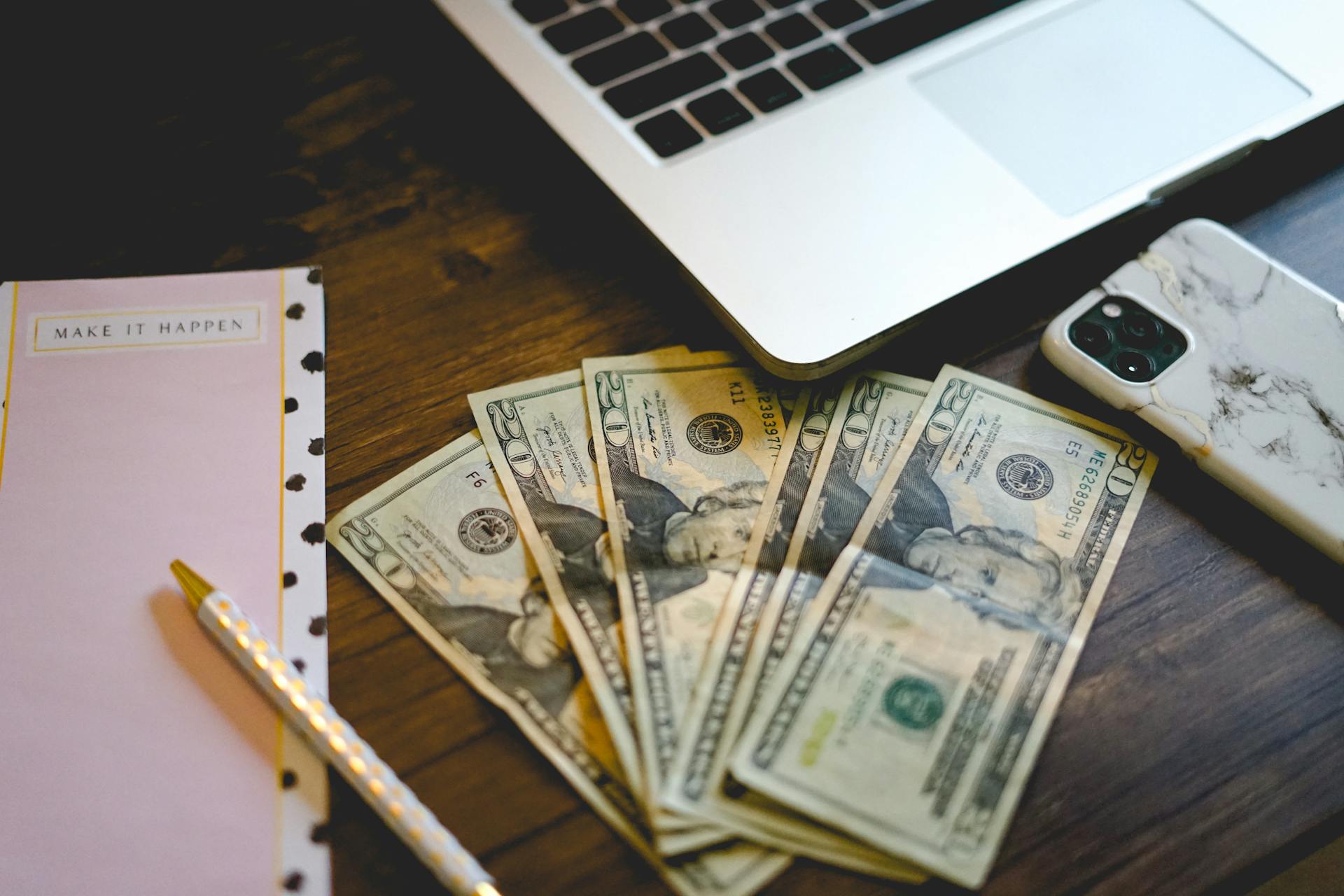 De l'argent sur une table | Source : Pexels
