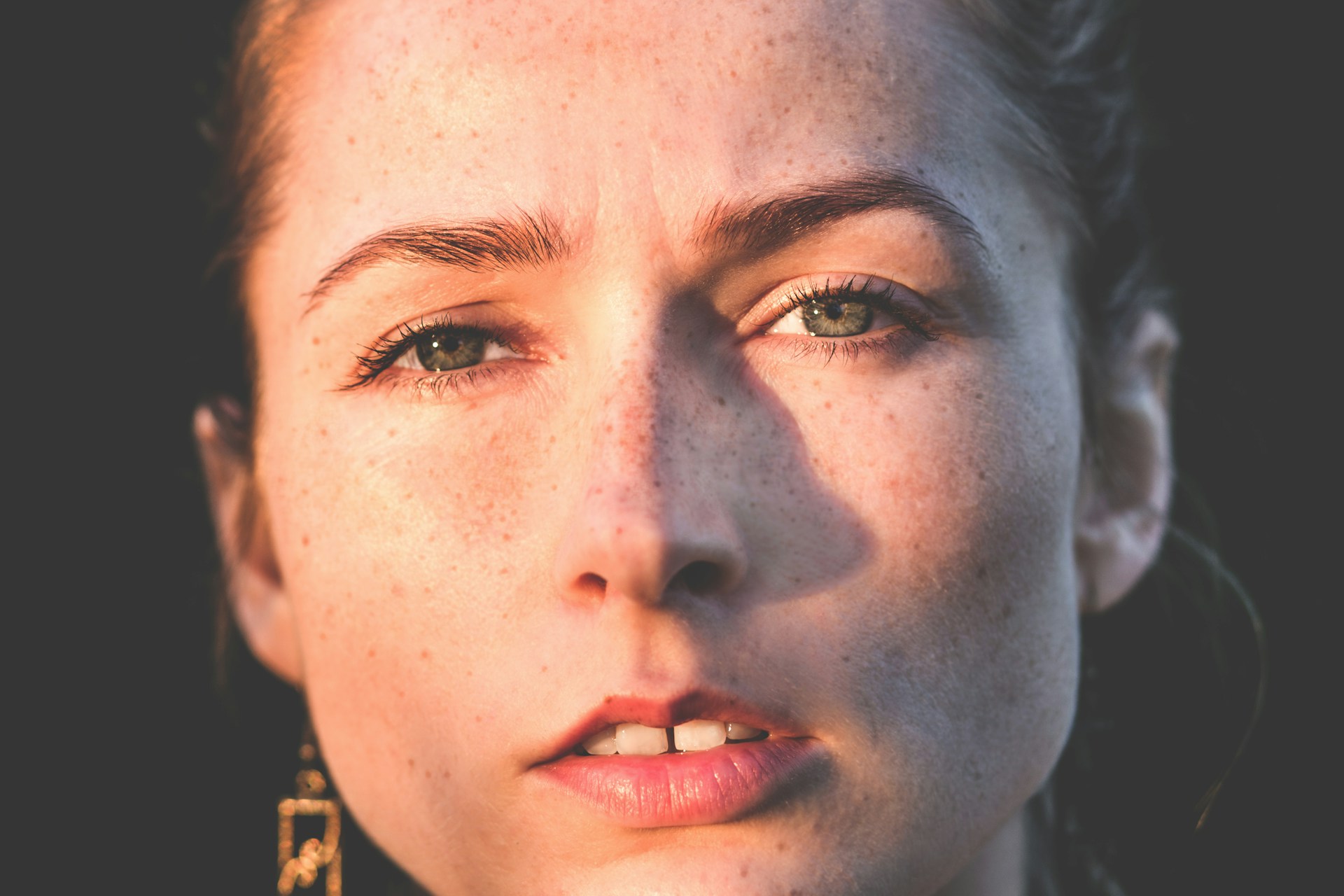 Une femme à l'air confus | Source : Unsplash