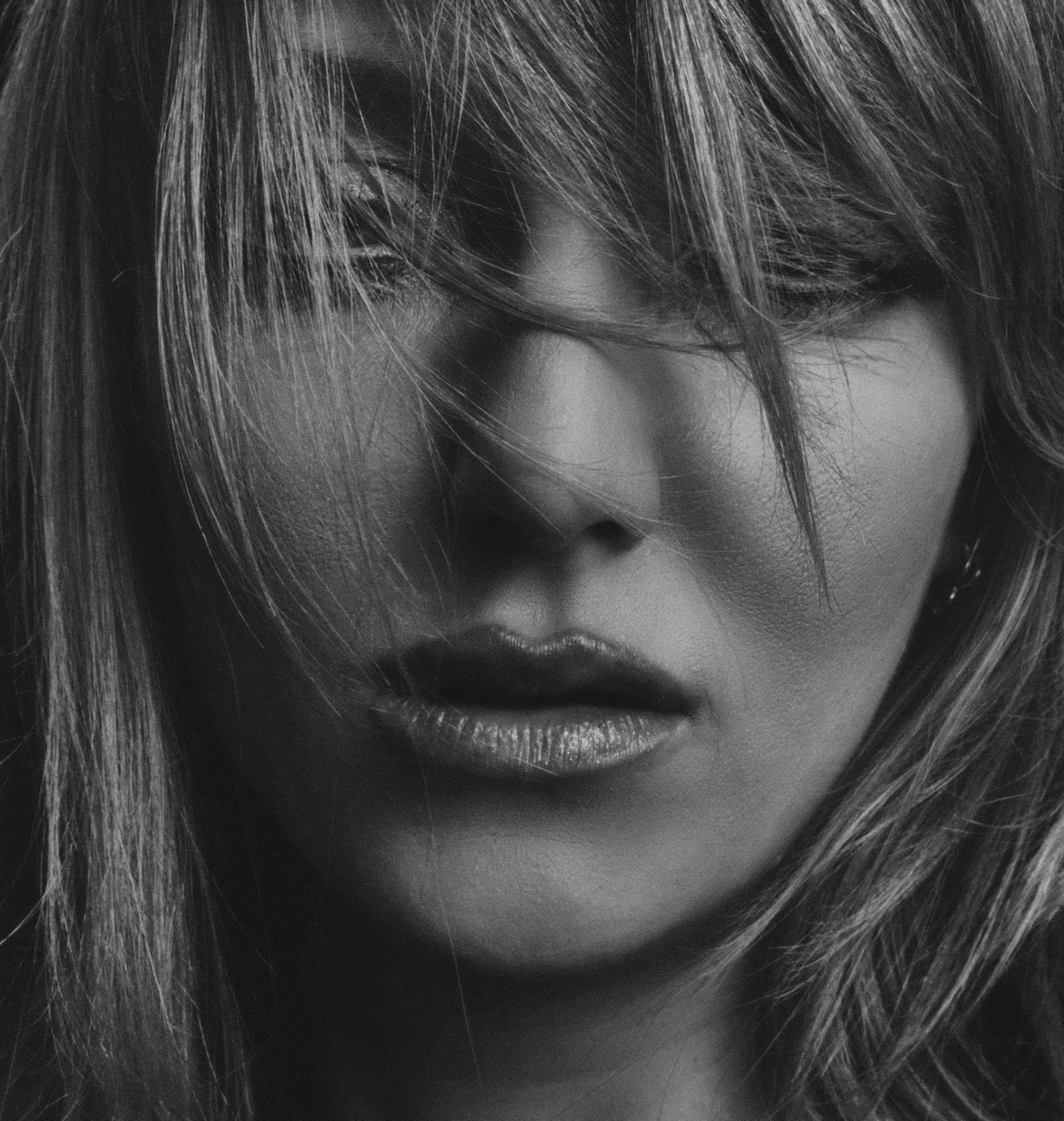 Une photo en niveaux de gris du visage d'une femme | Source : Pexels