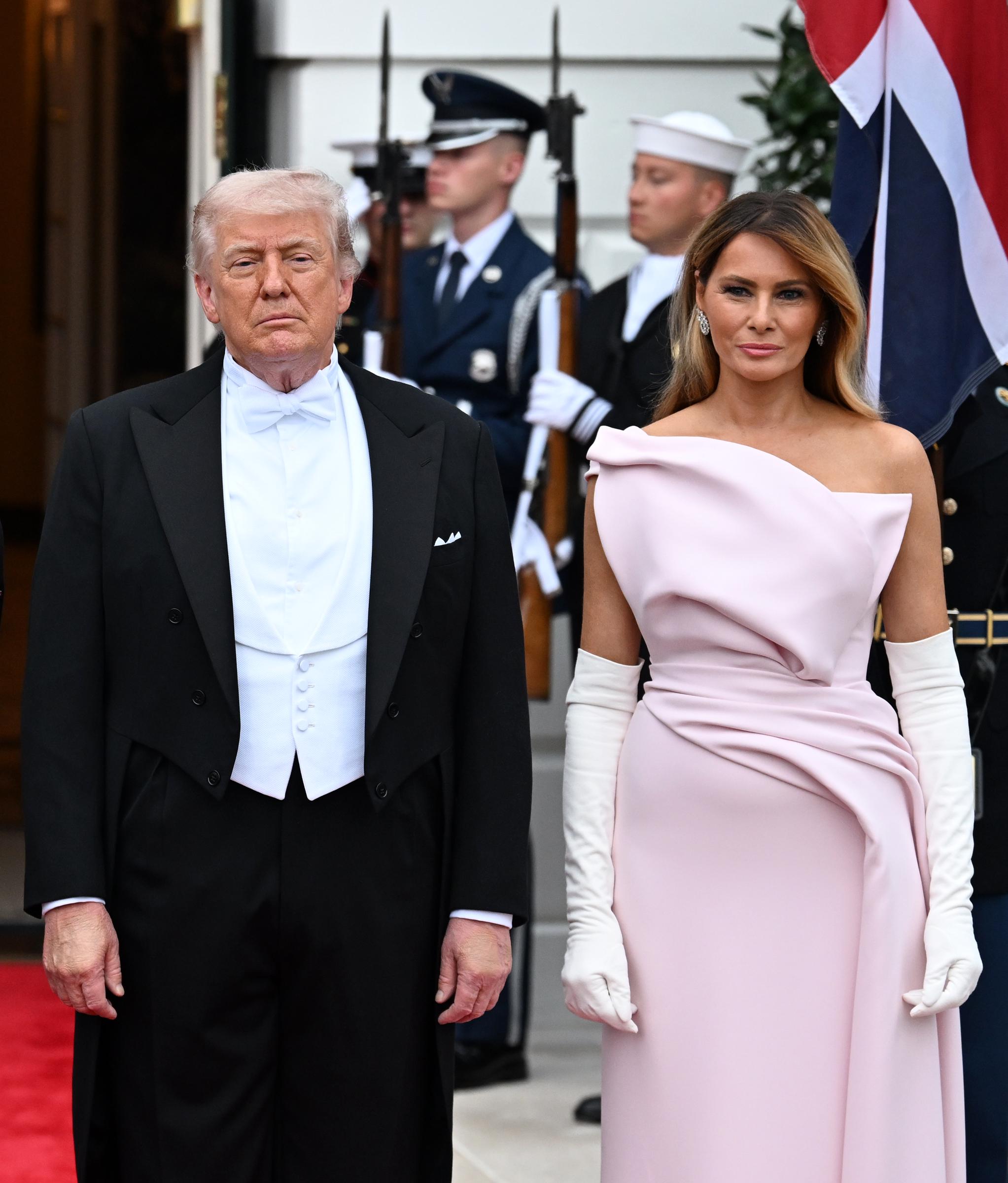 Donald et Melania Trump posent à l'extérieur lors d'un dîner officiel organisé à la Maison Blanche le deuxième jour de la visite d'État du roi Charles III et de la reine Camilla aux États-Unis, le 28 avril 2026 à Washington, DC | Source : Getty Images