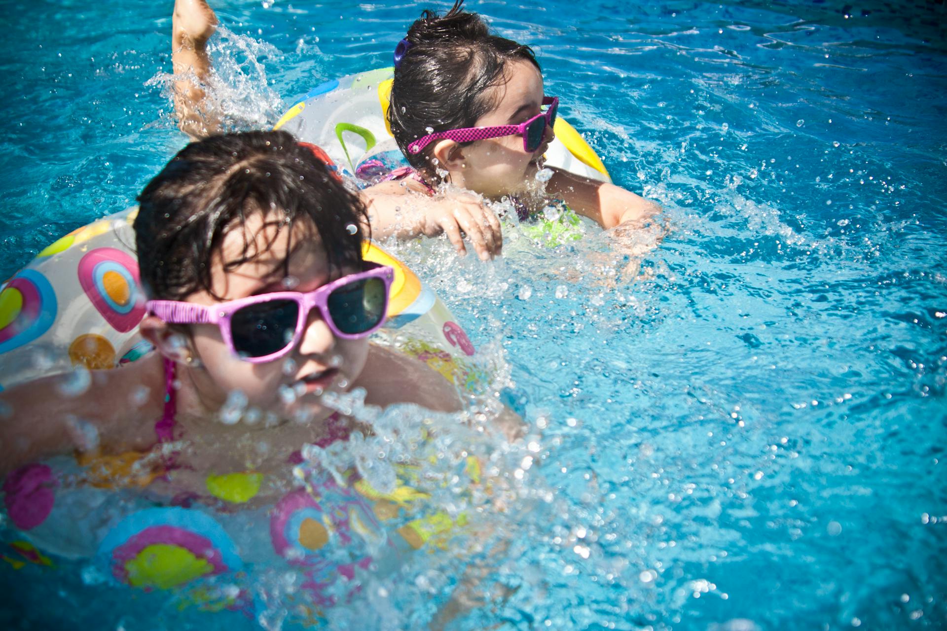 Des enfants s'amusent dans une piscine | Source : Pexels