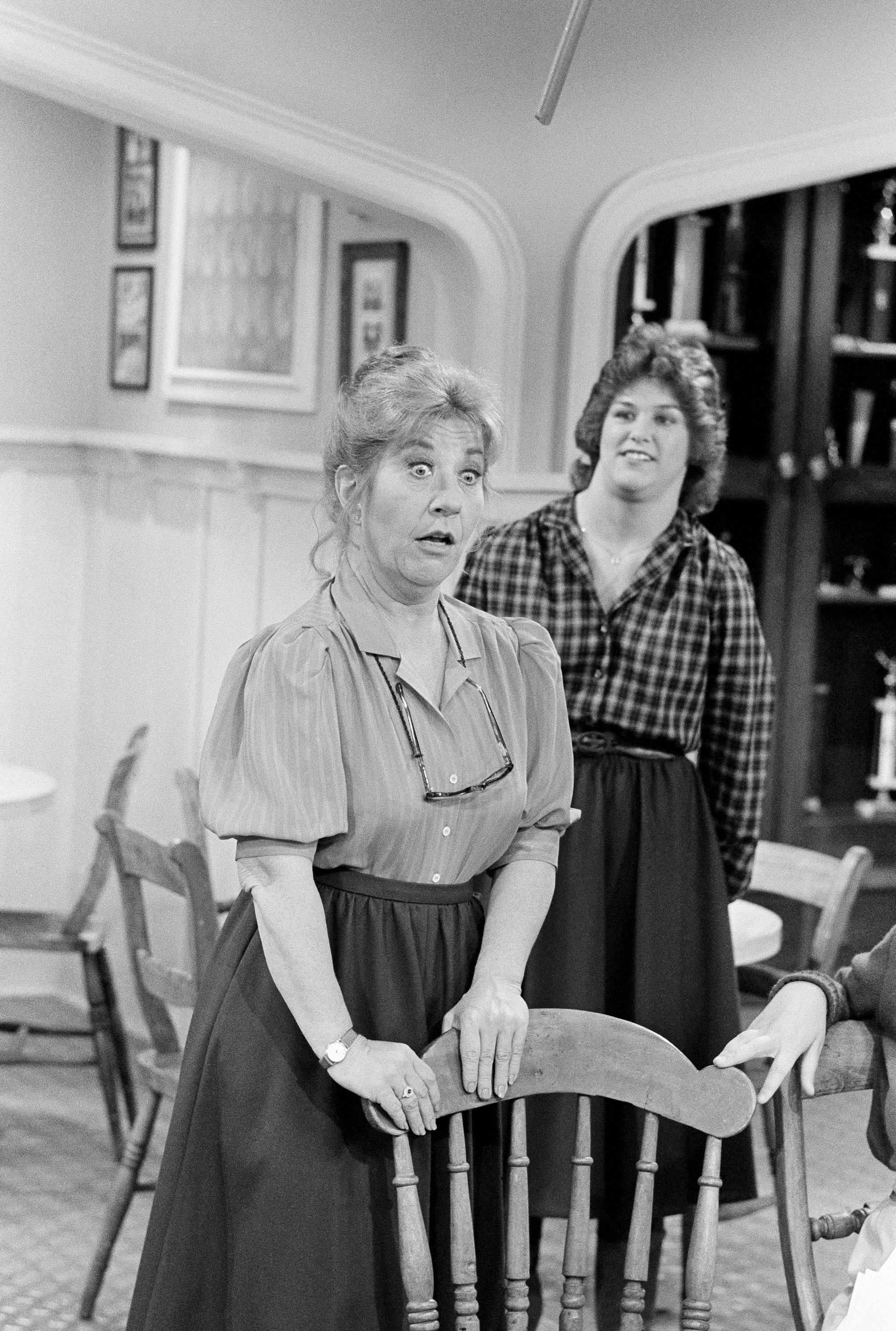 Charlotte Rae dans le rôle de Mme Edna Ann Garrett avec son partenaire dans « The Facts of Life » dans un épisode diffusé le 27 octobre 1982 | Source : Getty Images