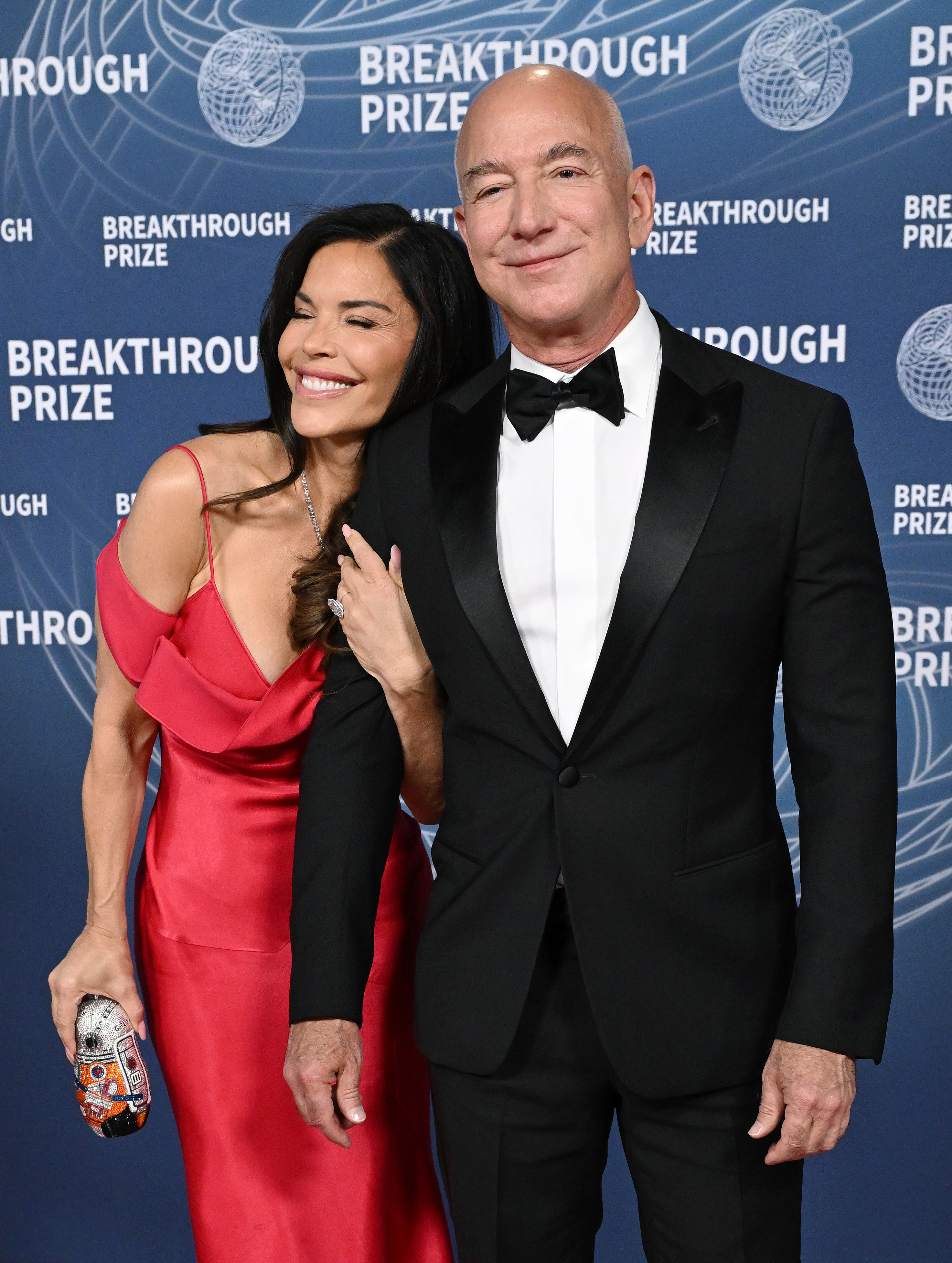 Lauren Sánchez et Jeff Bezos partagent un moment de légèreté sur le tapis rouge de la 11e cérémonie du Breakthrough Prize au Barker Hangar, le 5 avril 2025, à Santa Monica, en Californie | Source : Getty Images