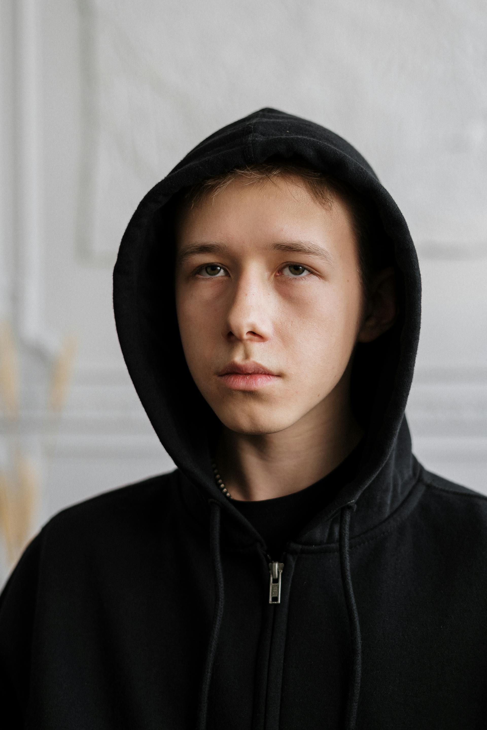 Un adolescent portant un sweat à capuche | Source : Pexels