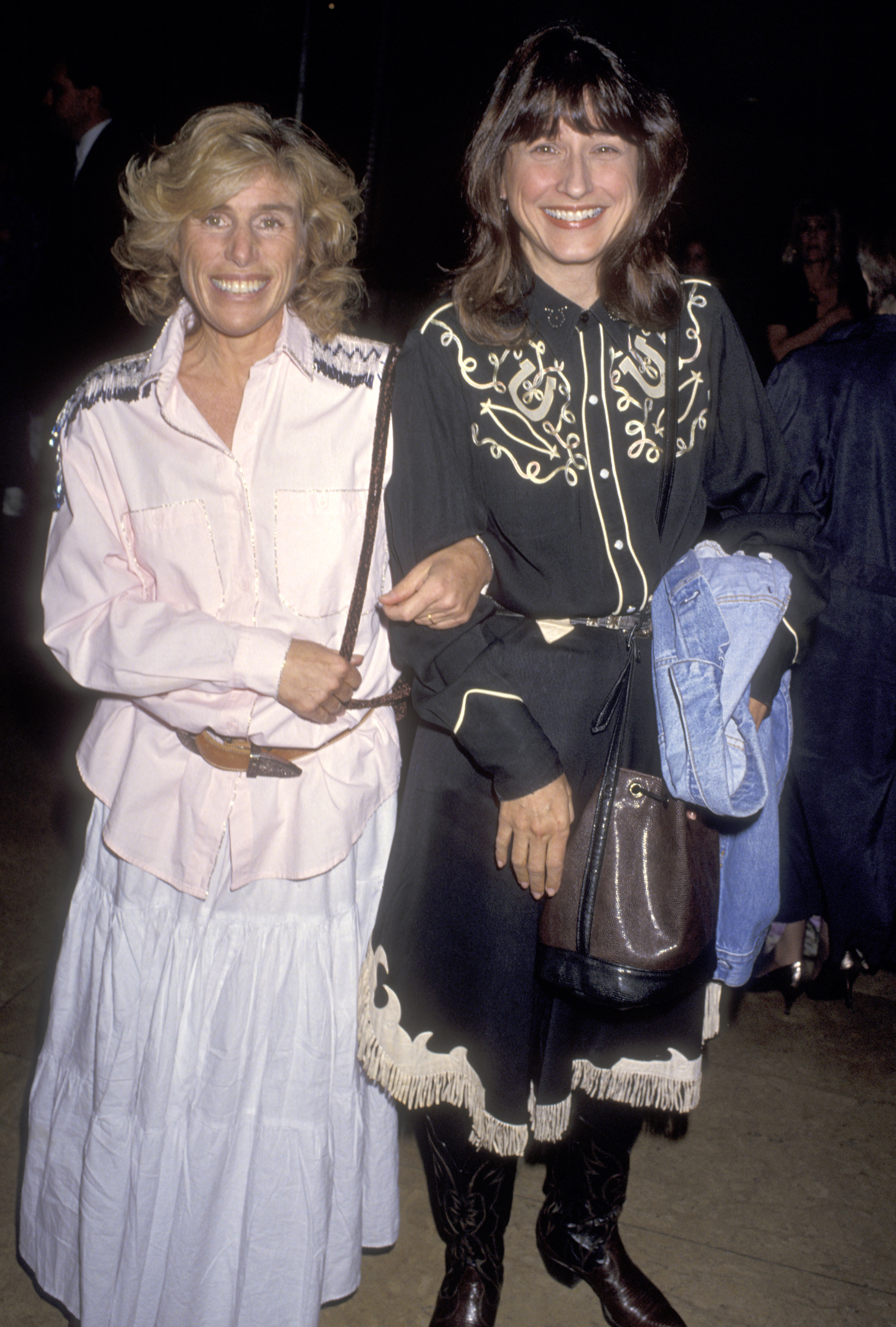 Elizabeth Glaser et Susan DeLaurentis lors du bal-bénéfice « Two-Stepping for the Cure » organisé au profit de l'amfAR le 26 février 1994 à l'hôtel Beverly Hilton de Beverly Hills, en Californie | Source : Getty Images