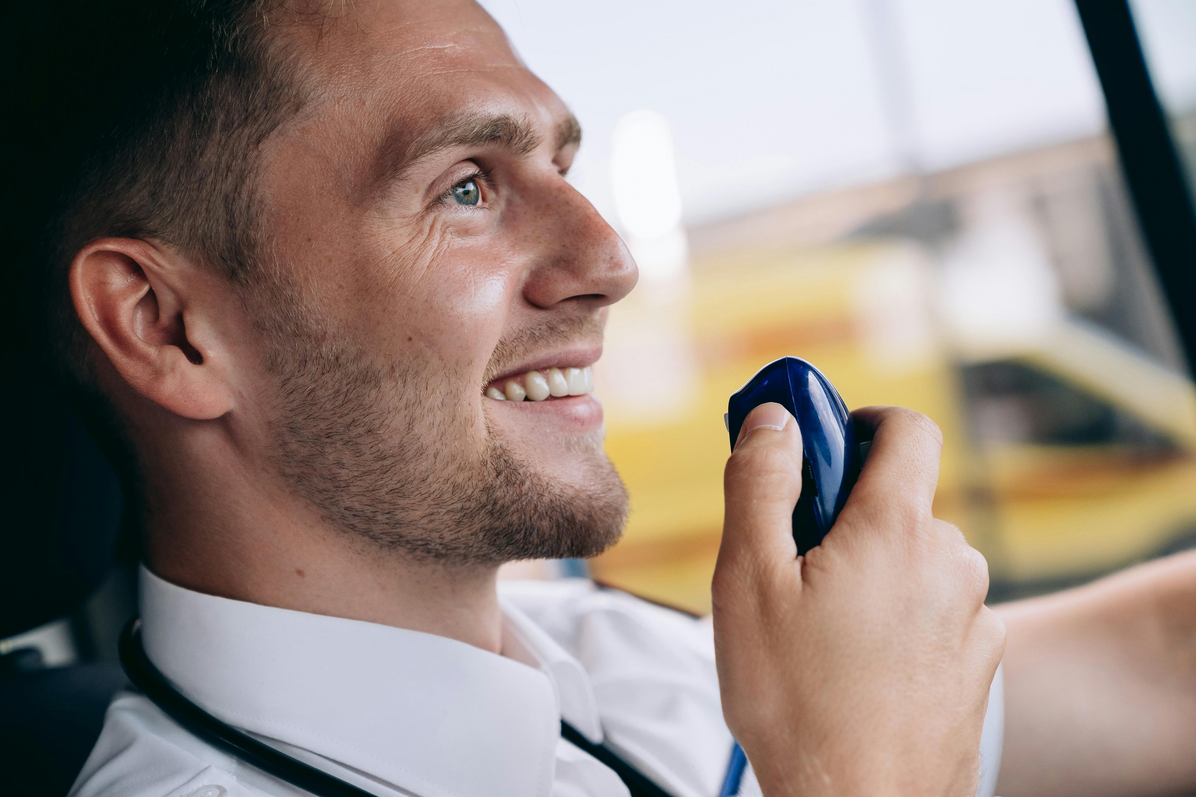 Un homme parle sur une radio VHF | Source : Pexels