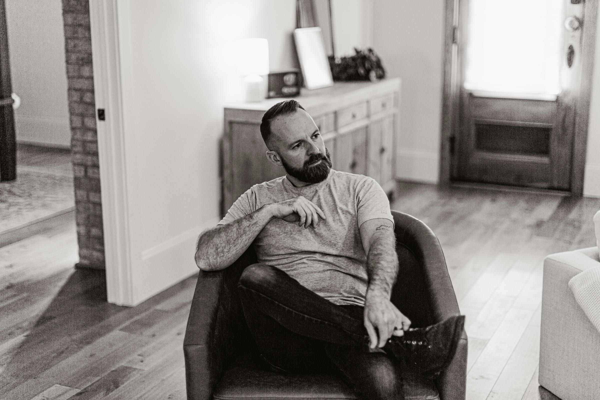 Un homme assis sur un canapé | Source : Unsplash